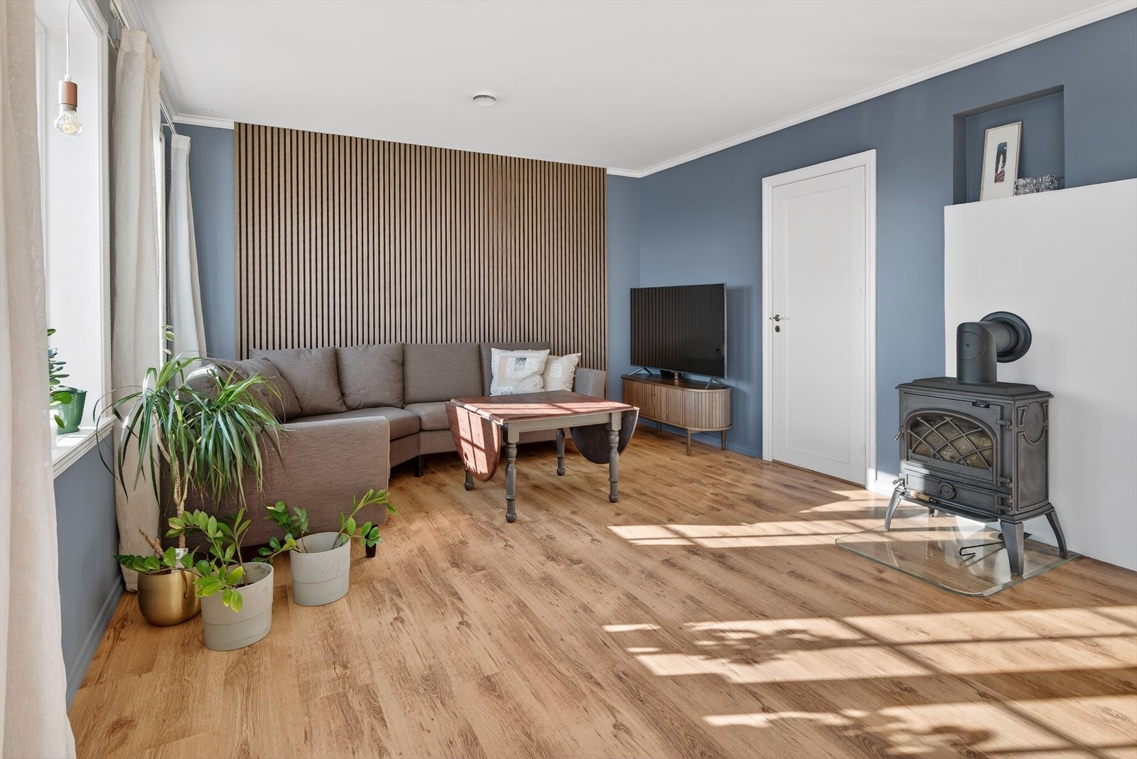 Boligen var opprinnelig oppført med vinkelstue, den er nå avdelt med soverom innerst. Galleribilde