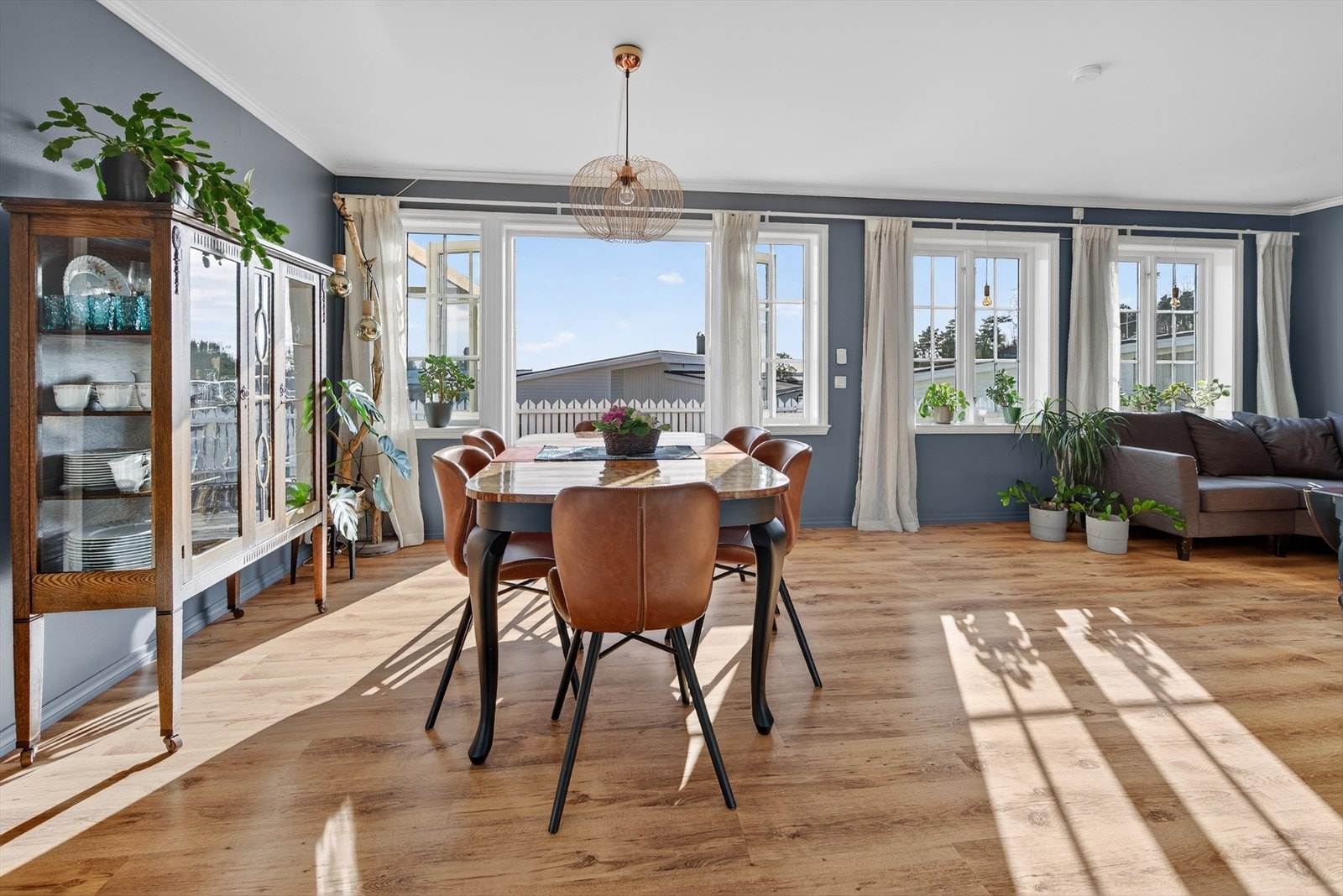 Boligen fremstår meget bra med moderne løsninger. Sentral beliggenhet i Holvika skolekrets Galleribilde