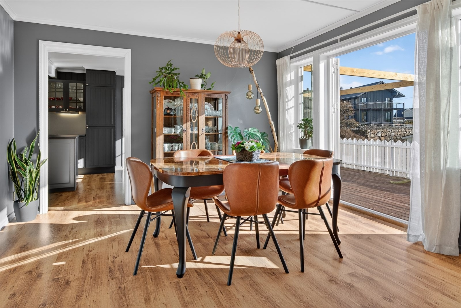 God plass til både spisestue og sittegruppe i stuen Galleribilde