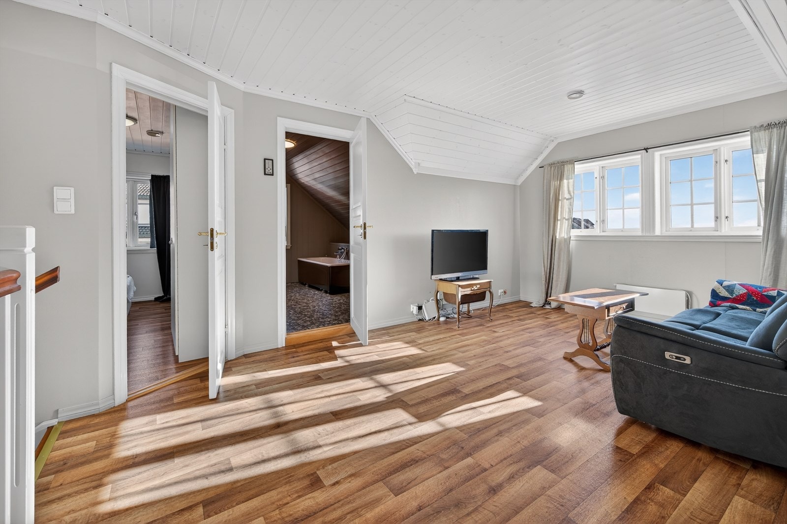 Romslig loftstue Galleribilde