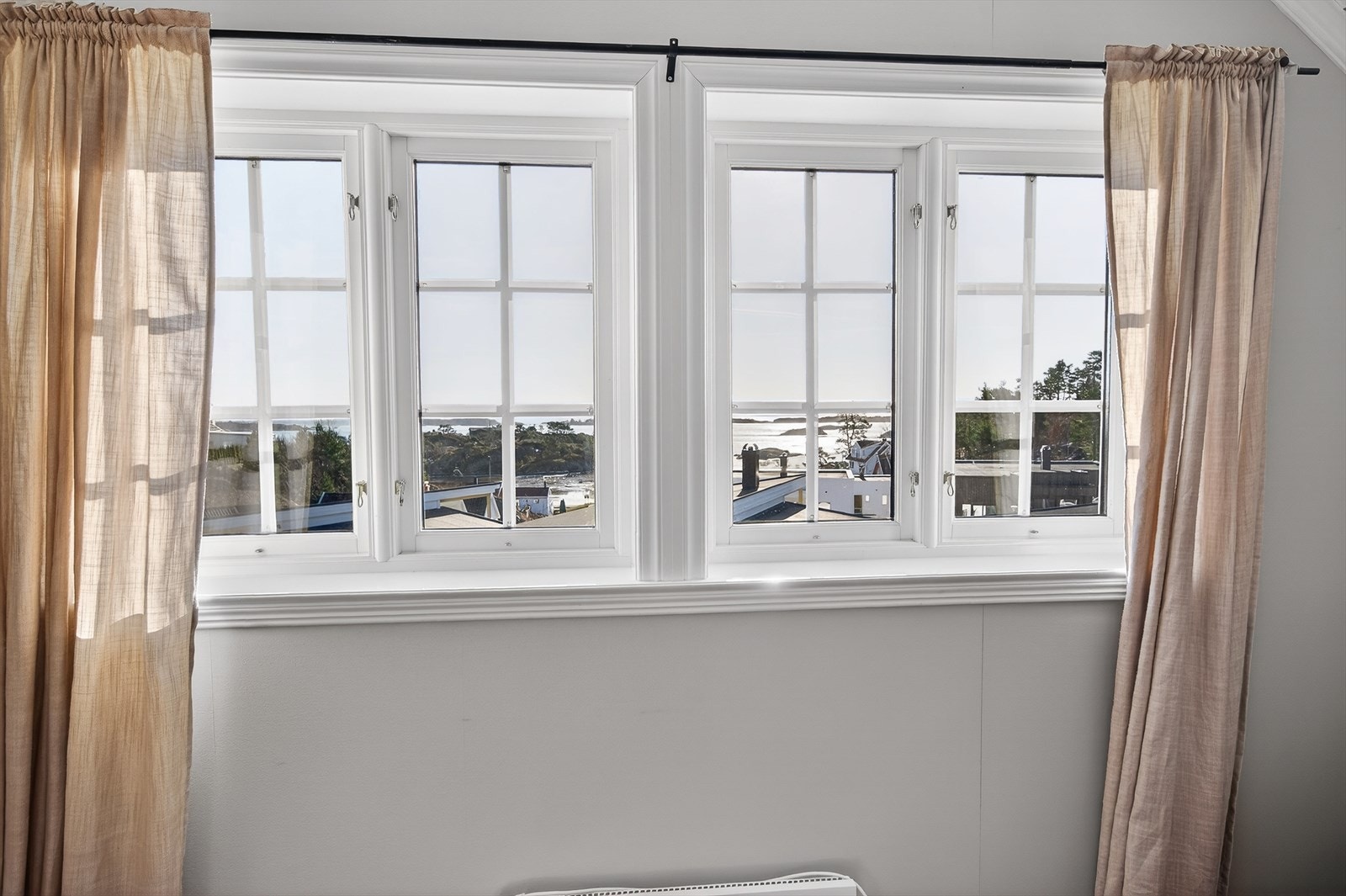 Fritt utsyn fra vinduene i loftstuen Galleribilde