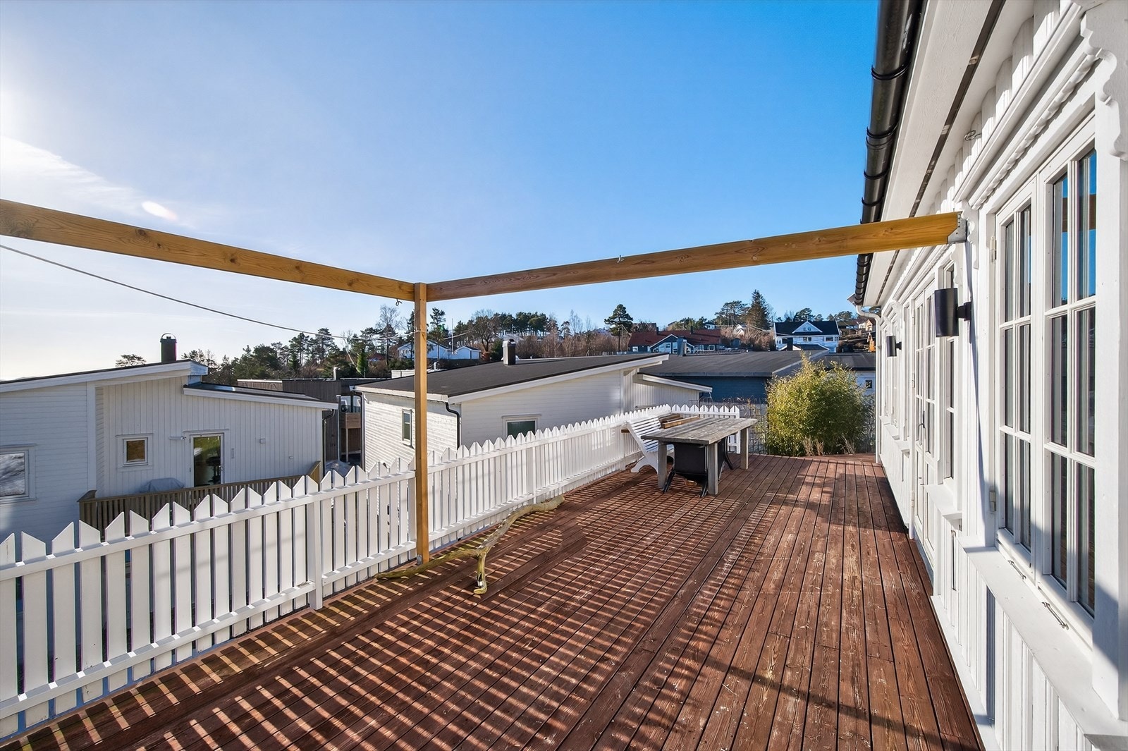 Enkel tilgang til solrik og romslig terrasse Galleribilde