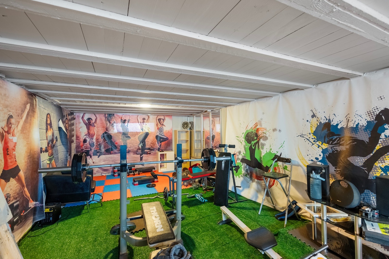 I kjelleren har du god plass til oppbevaring i flere bodrom Galleribilde