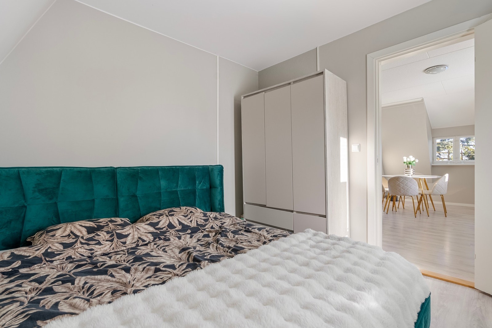 Fra kjøkkenet har du adkomst til ett av de 3 romslige soverommene i etasjen Galleribilde