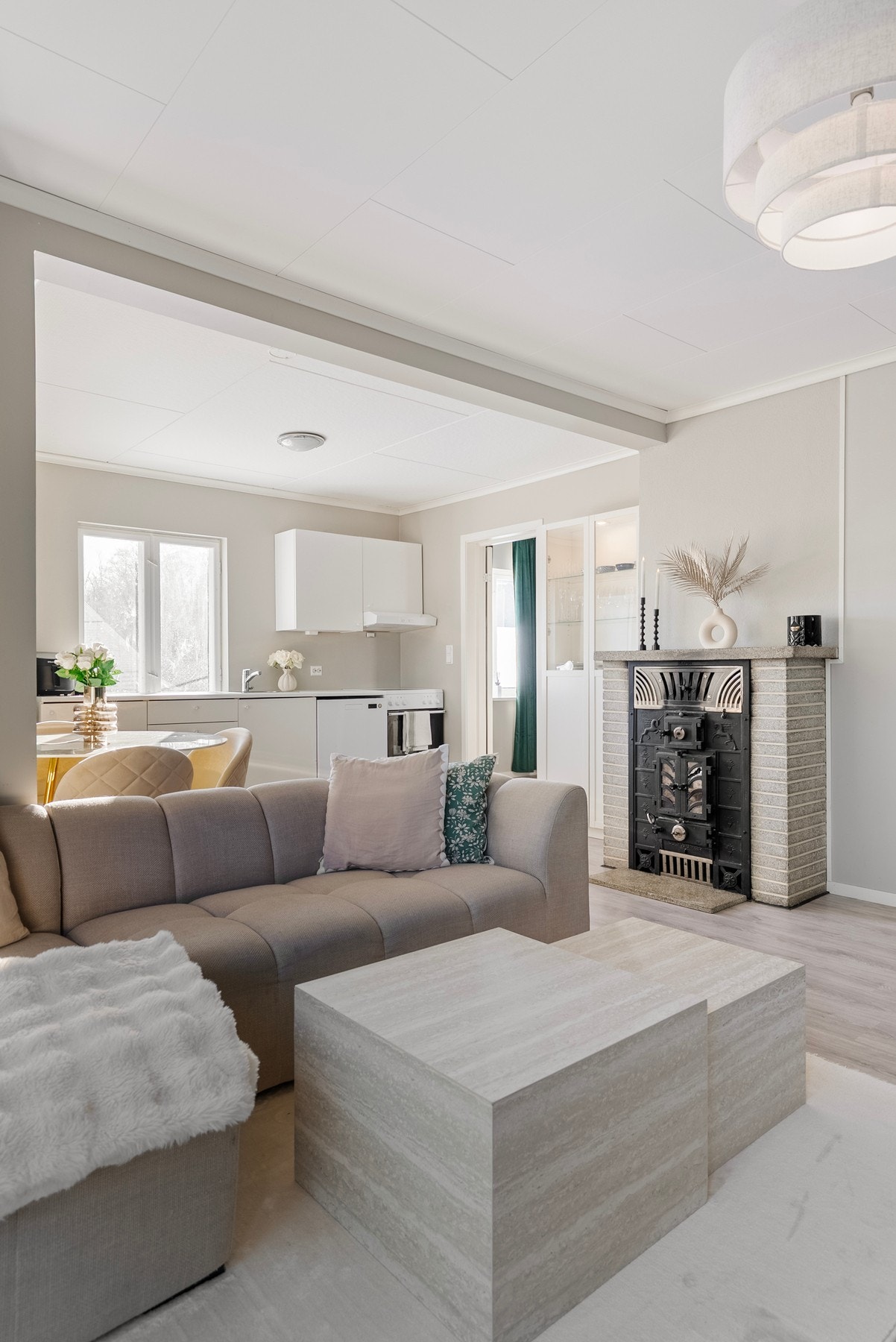 Åpen stue-/ kjøkkenløsning gir en god utnyttelse av rommet og fleksible muligheter for møblering Galleribilde