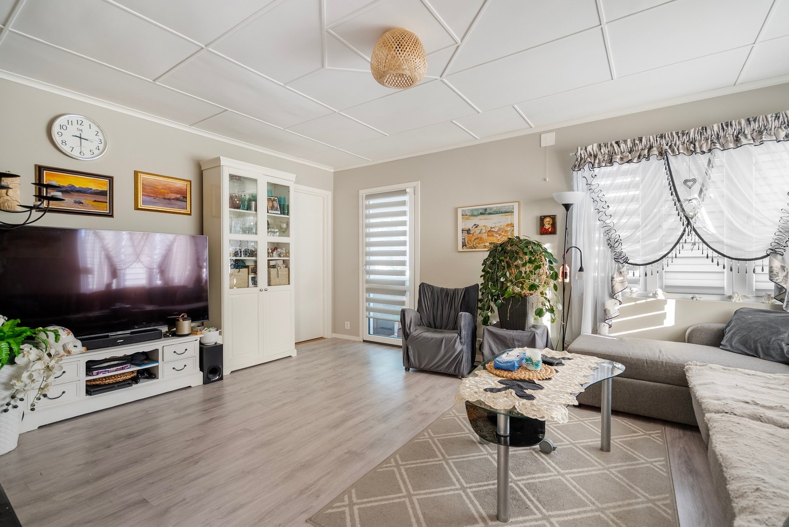 I 1.etasje finner du den samme gode takhøyden som i etasjen over, og overflater som ble fornyet i 2022 Galleribilde