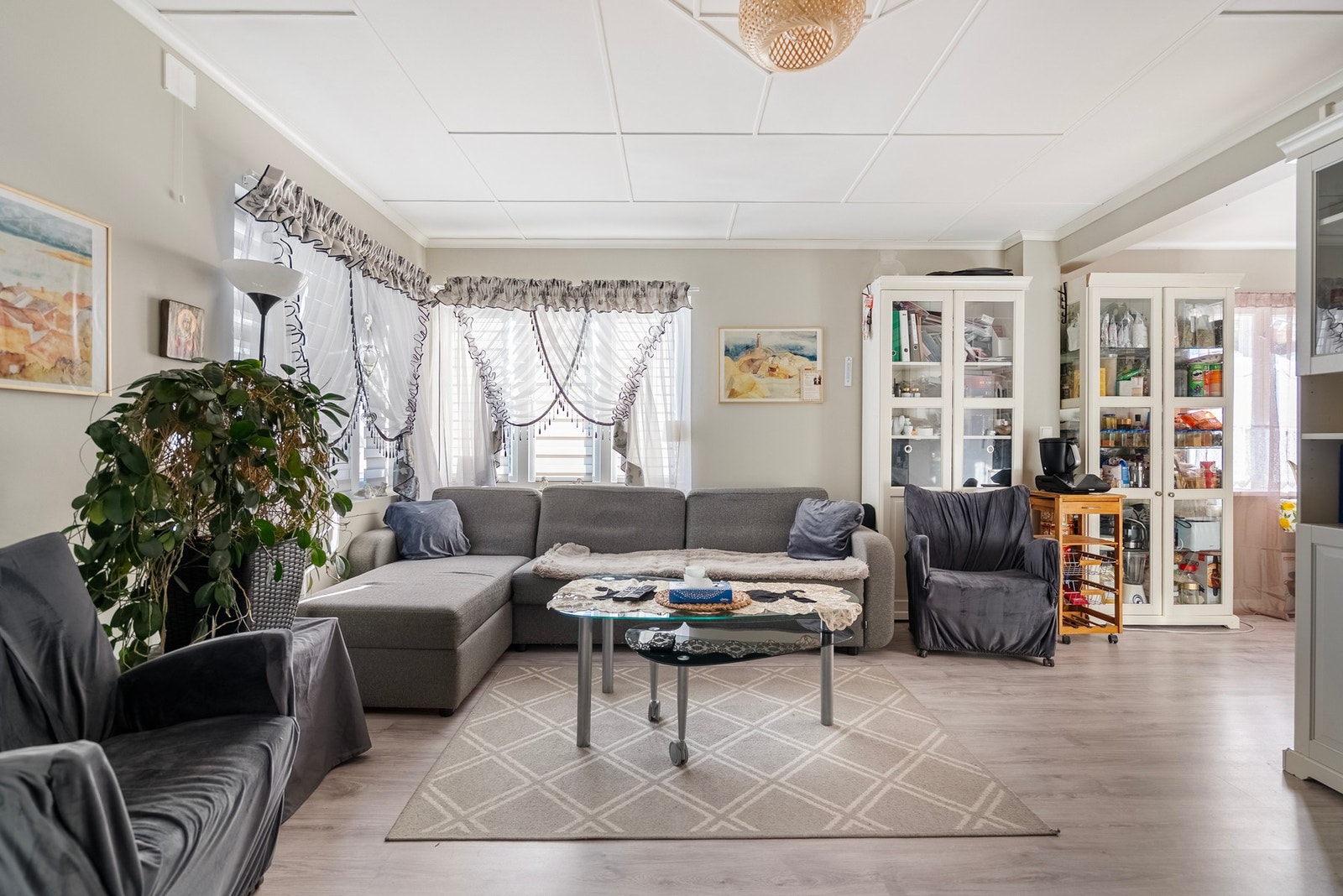 Også her har du store vindusflater som gir et godt lysinnslipp, og en åpen løsning mellom stue og kjøkken Galleribilde