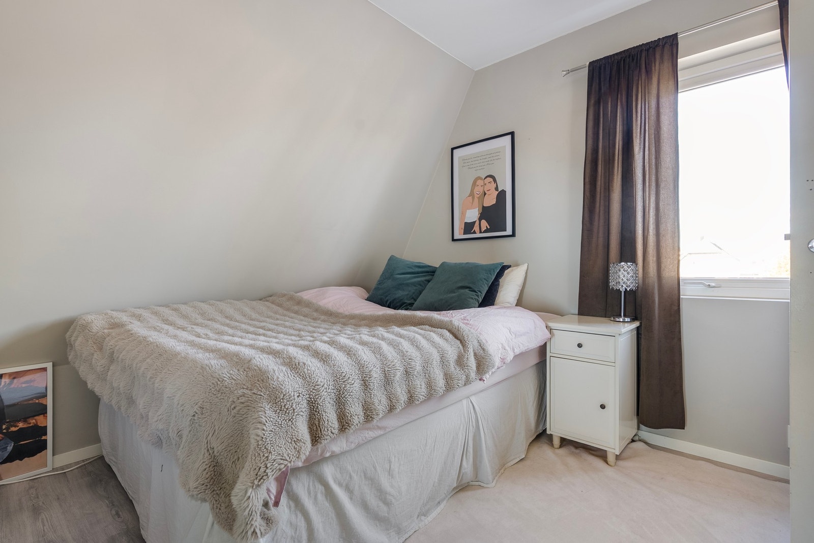 Lyse og romslige rom som gjør det enkelt å skape sitt eget private område Galleribilde