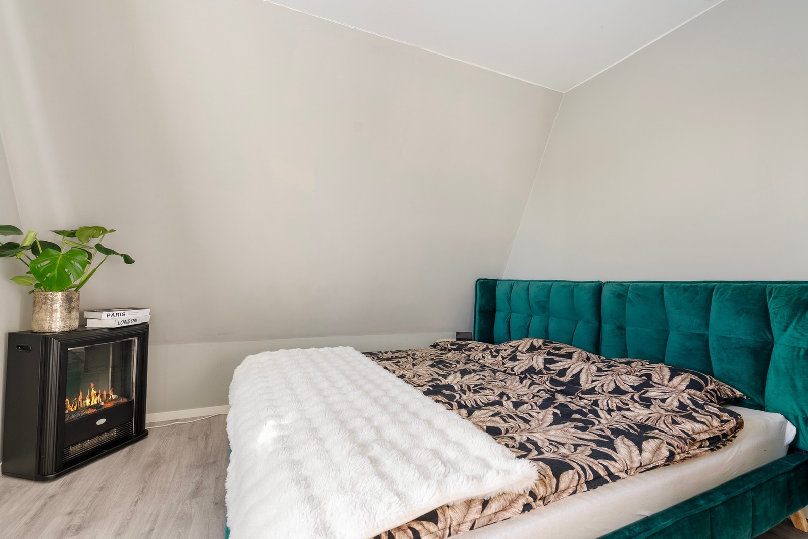 Soverommene følger den samme lyse og åpne stilen som går igjen i resten av boligen Galleribilde