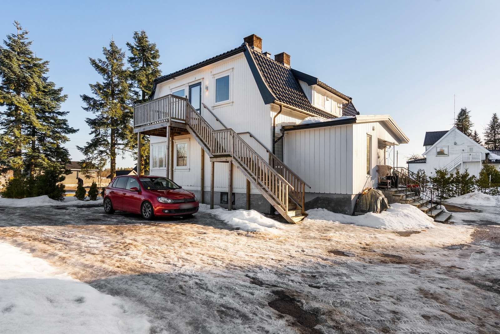 Leiligheten i 2.etasje har separat utvendig adkomst Galleribilde