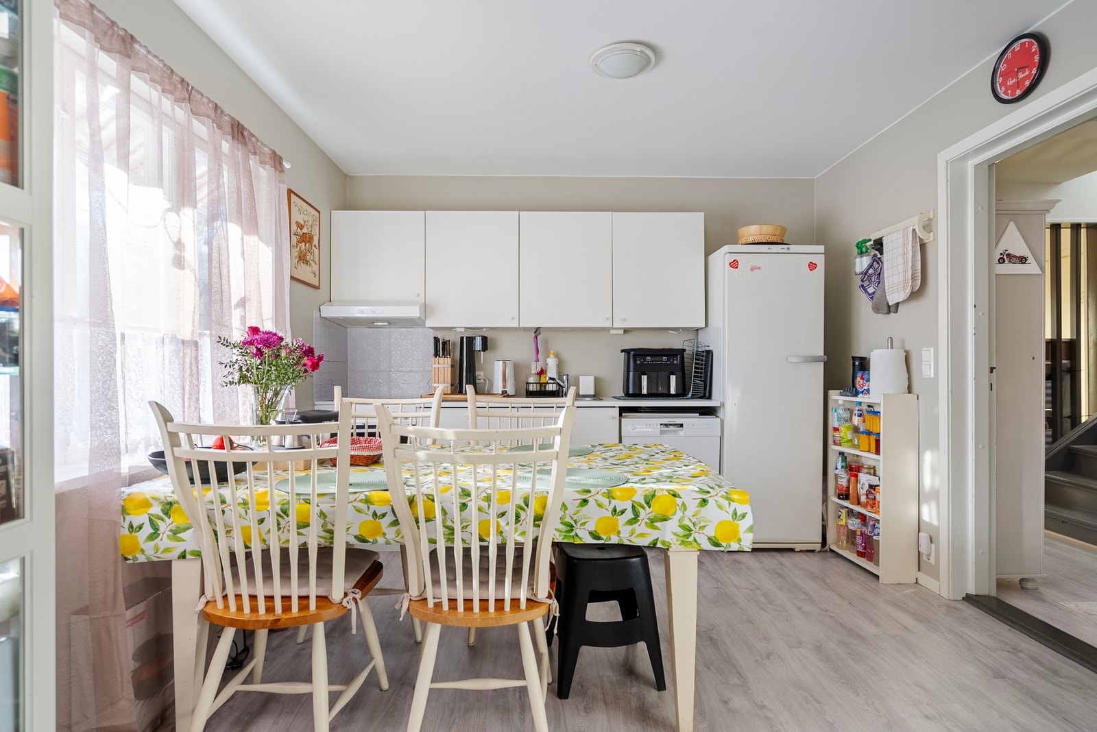 Lys kjøkkeninnredning med god plass til frittstående hvitevarer, som gir fleksible løsninger og et åpent uttrykk Galleribilde