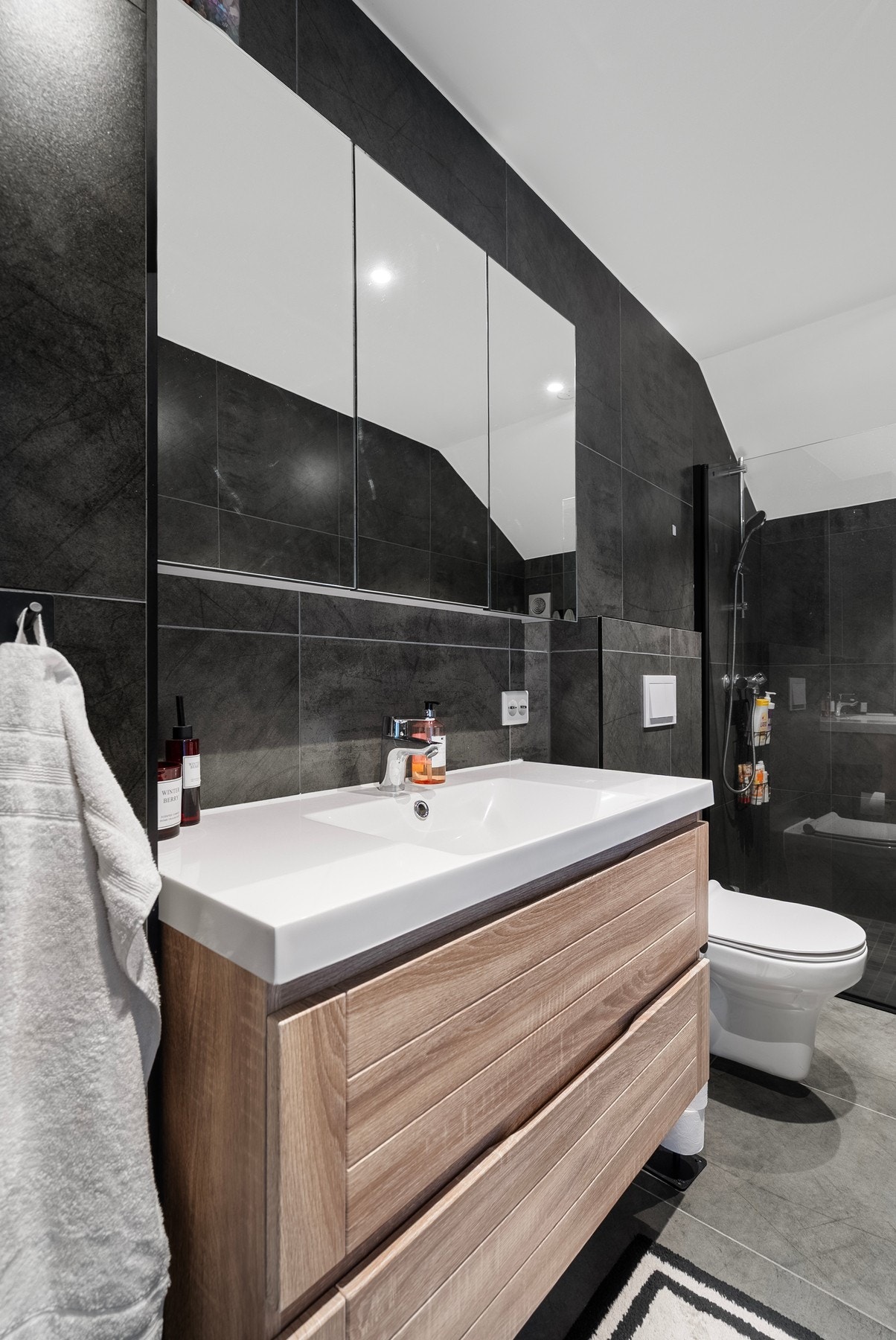 Helfliset bad som ble oppgradert i 2022 og har varme i gulvet Galleribilde