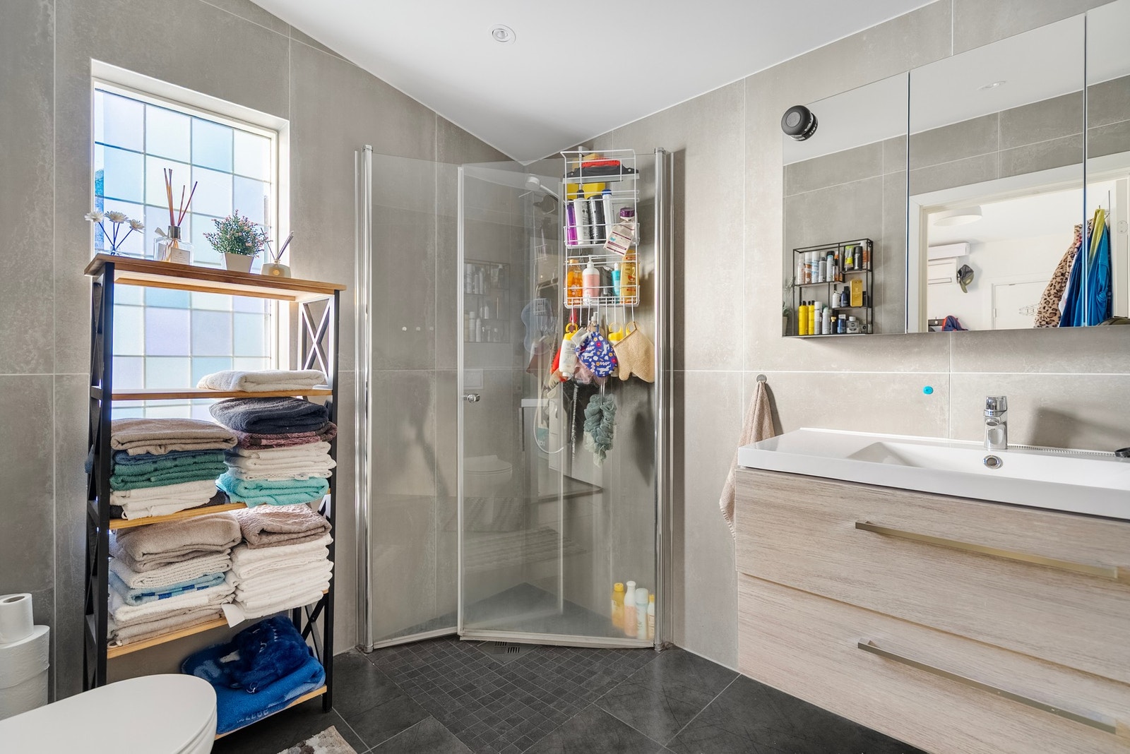 Badet i denne etasjen ble også oppgradert i 2022 med moderne og tidløse fargevalg Galleribilde