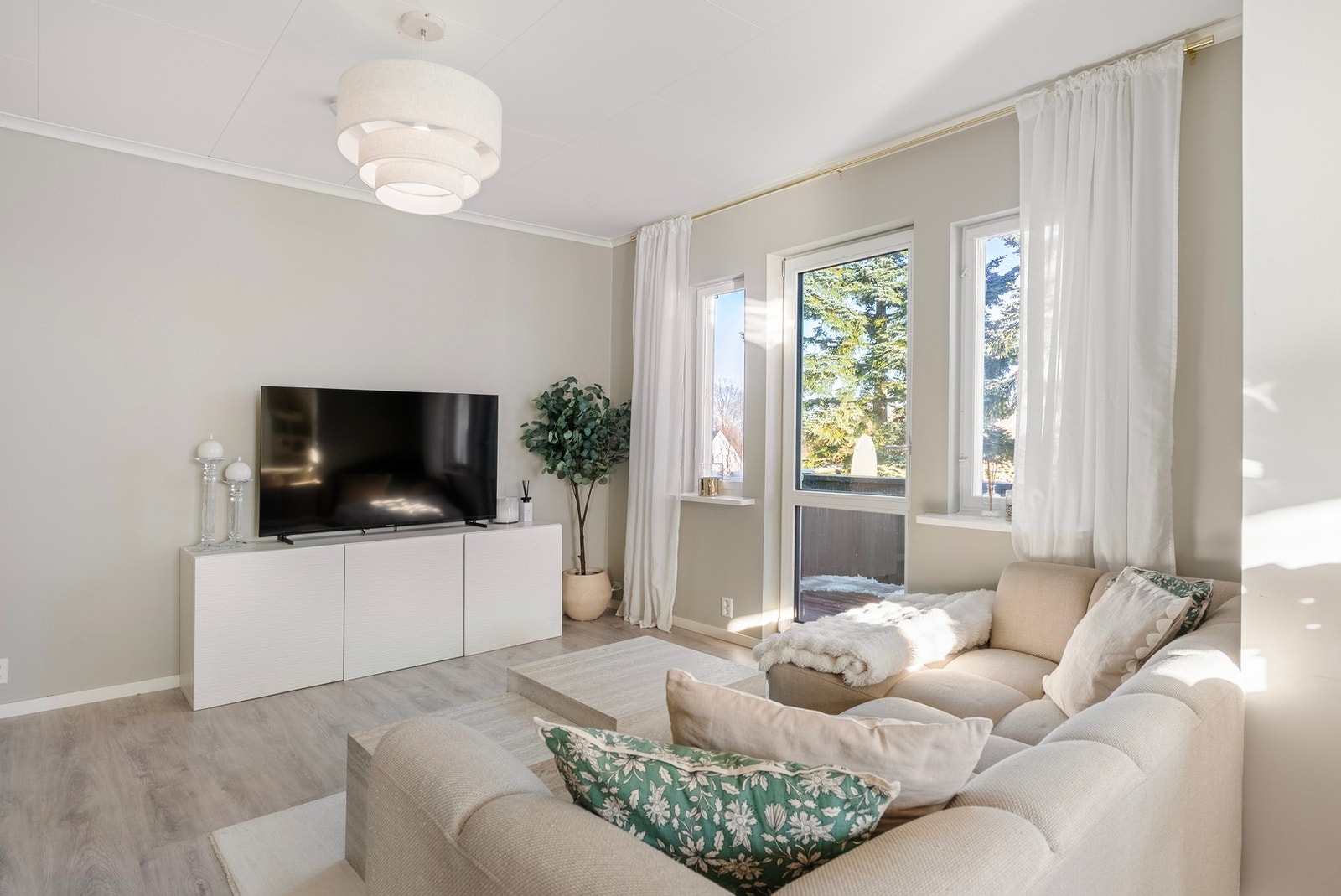 Lyse og nøytrale farger i rommet bidrar til den åpne følelsen samtidig som det er enkelt å tilpasse sin egen stil Galleribilde