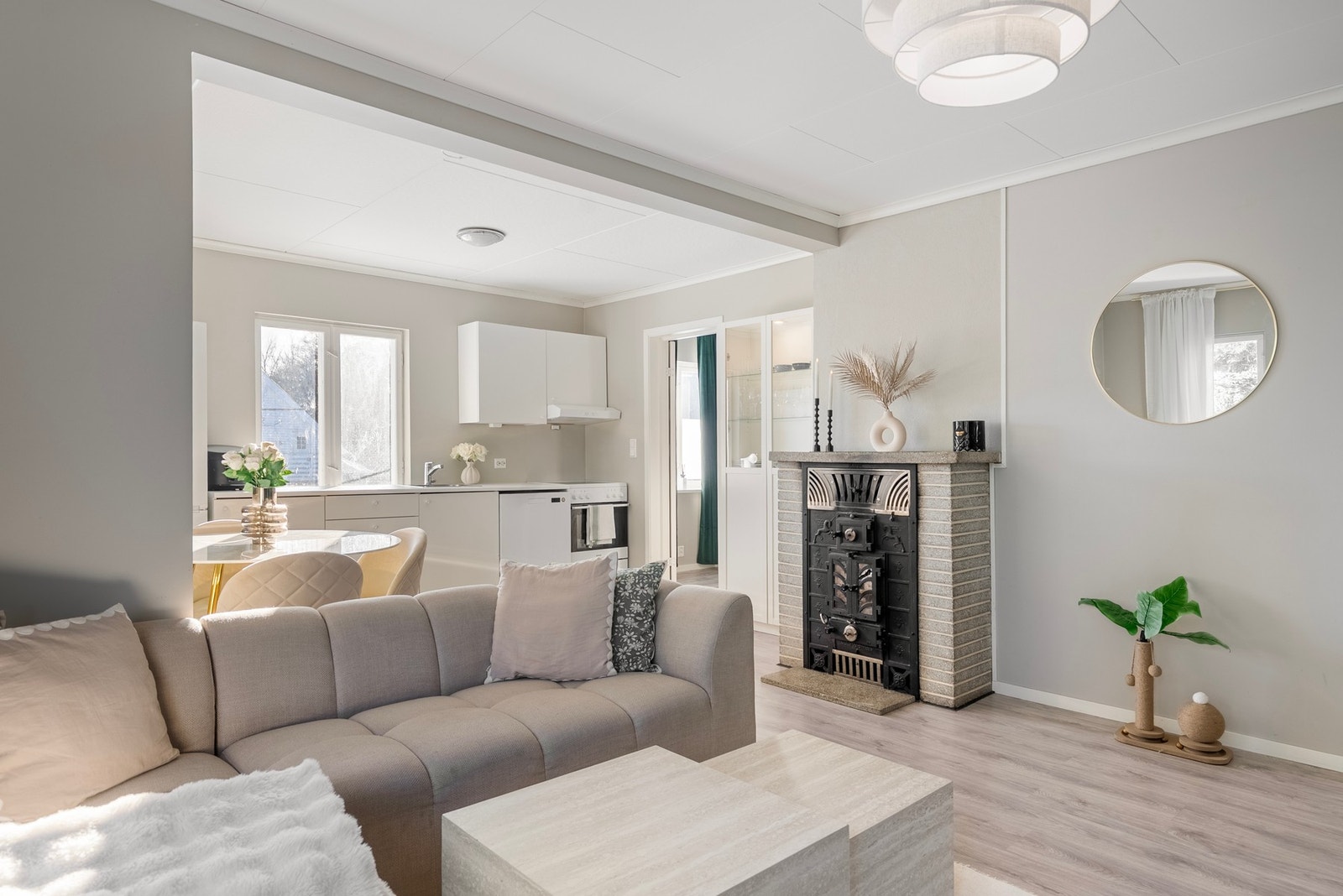 Leiligheten i 2.etasje har lyse og åpne oppholdsrom og en fantastisk takhøyde Galleribilde