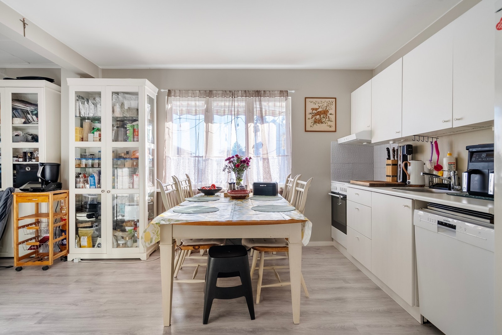 På kjøkkenet er det god plass til spisestue, perfekt for både hverdagsmåltider og sosiale sammenkomster Galleribilde