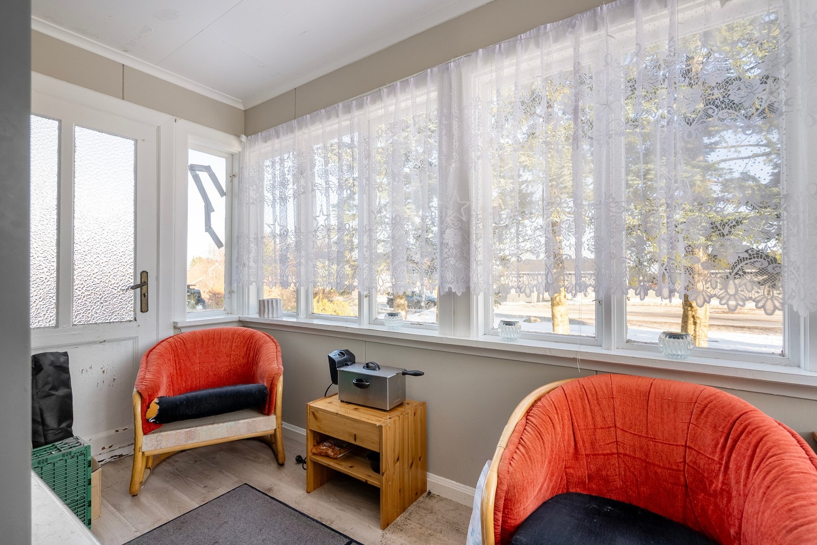 Fra stuen har du adkomst til innglasset balkong som fører videre ut til hagen Galleribilde