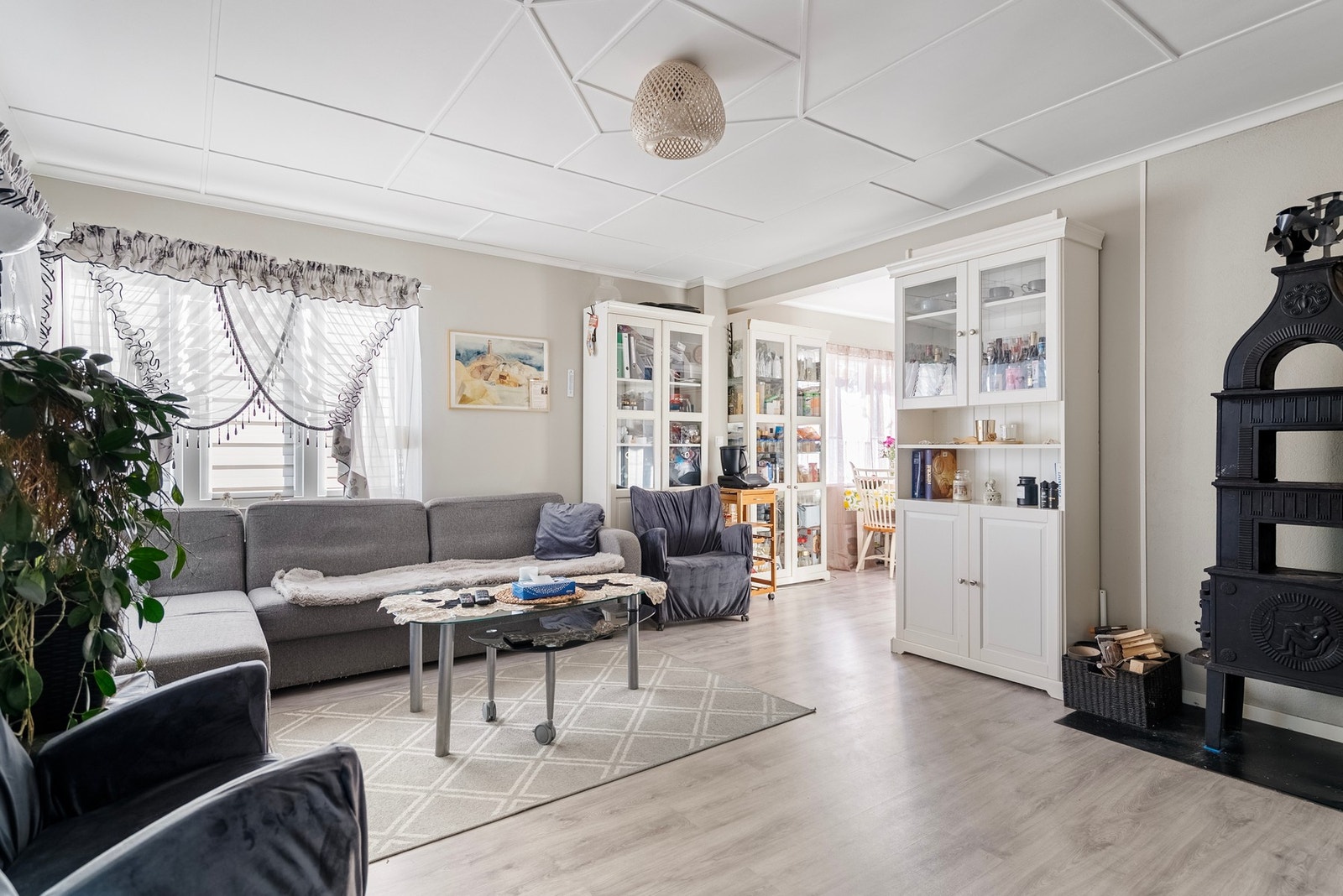 Begge etasjene har vedovn som gir en lun og god varme i det kaldeste månedene Galleribilde