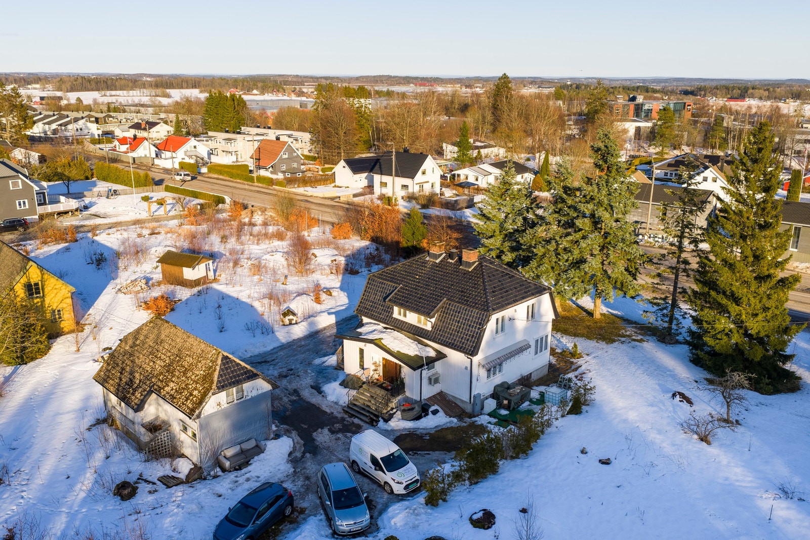 Tilbaketrukket beliggenhet i et område med flere boliger, som nærhet til nabolaget Galleribilde