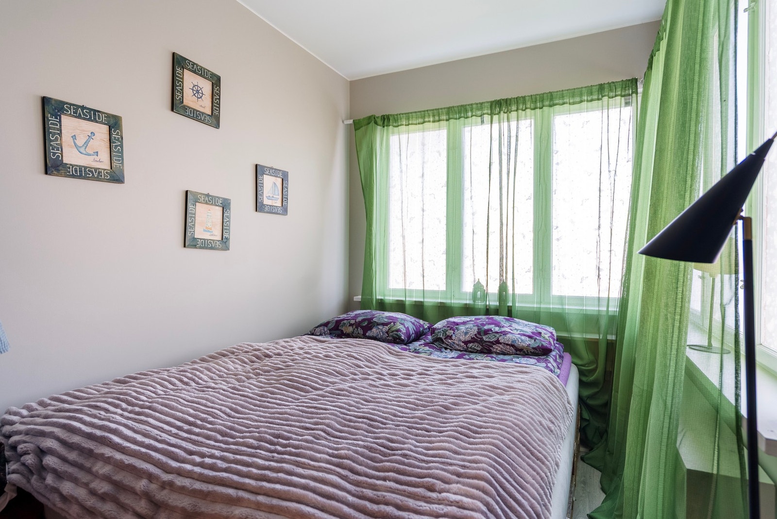 Etasjens tredje soverom har adkomst fra stuen Galleribilde