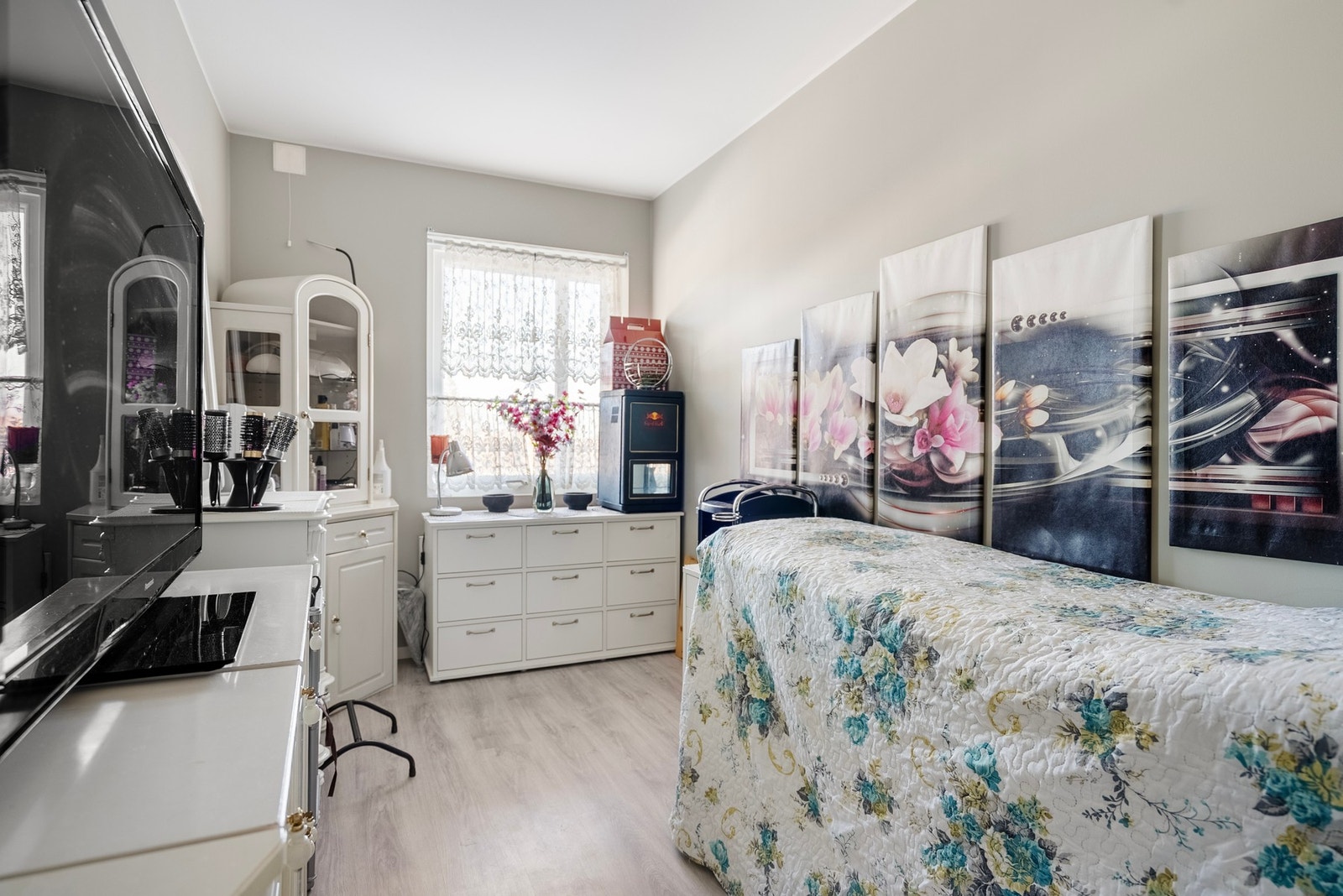 Soverommene varierer i størrelse, men gir alle mulighet for at hvert familiemedlem kan ha sitt eget private område Galleribilde