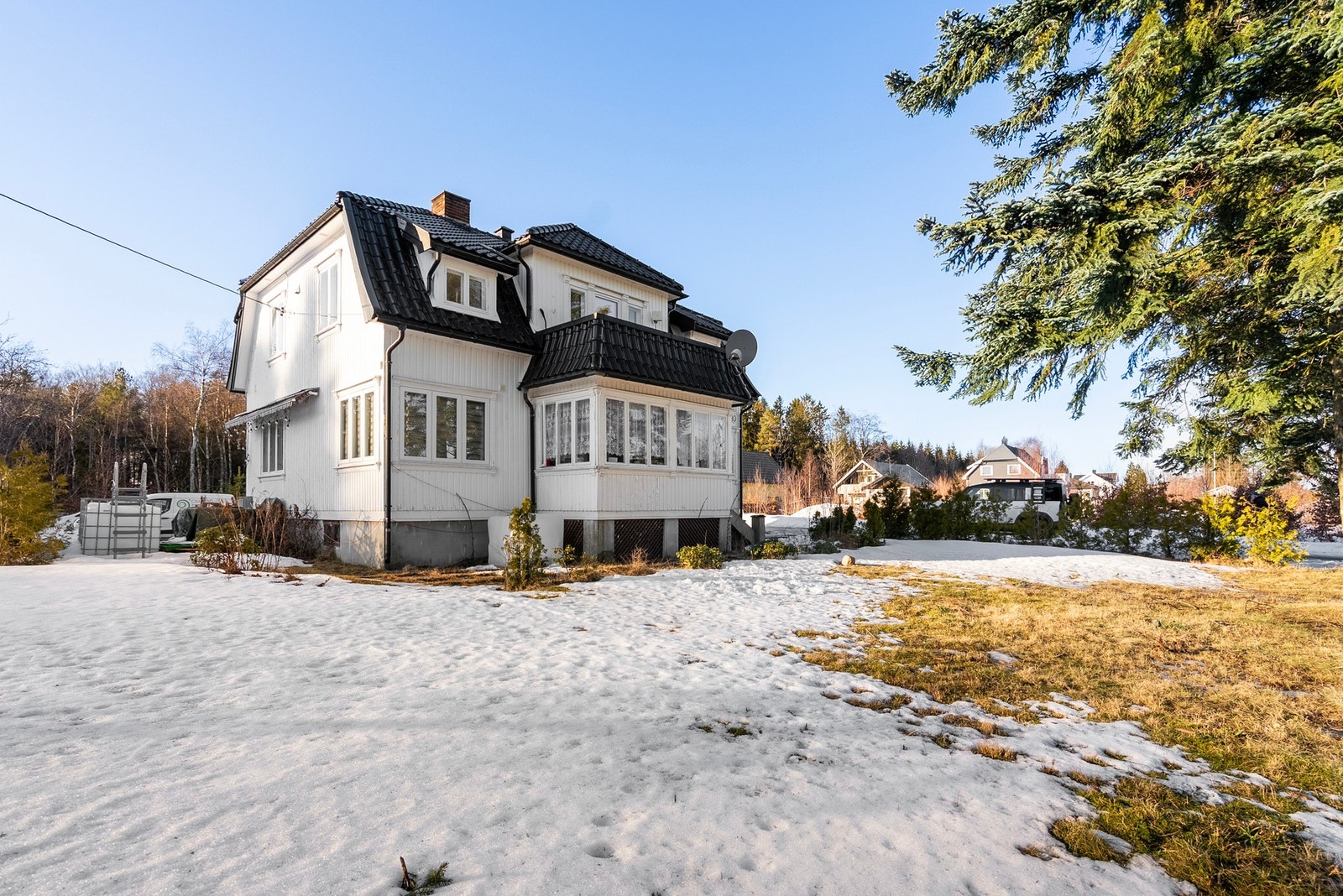 Lett adkomst til hage med god plass til beplantning og lek Galleribilde