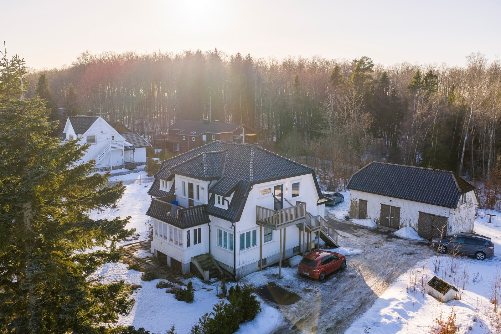 Boligen ligger på en romslig tomt på over 550 m², med gode uteområder som begge etasjer kan nyte Galleribilde