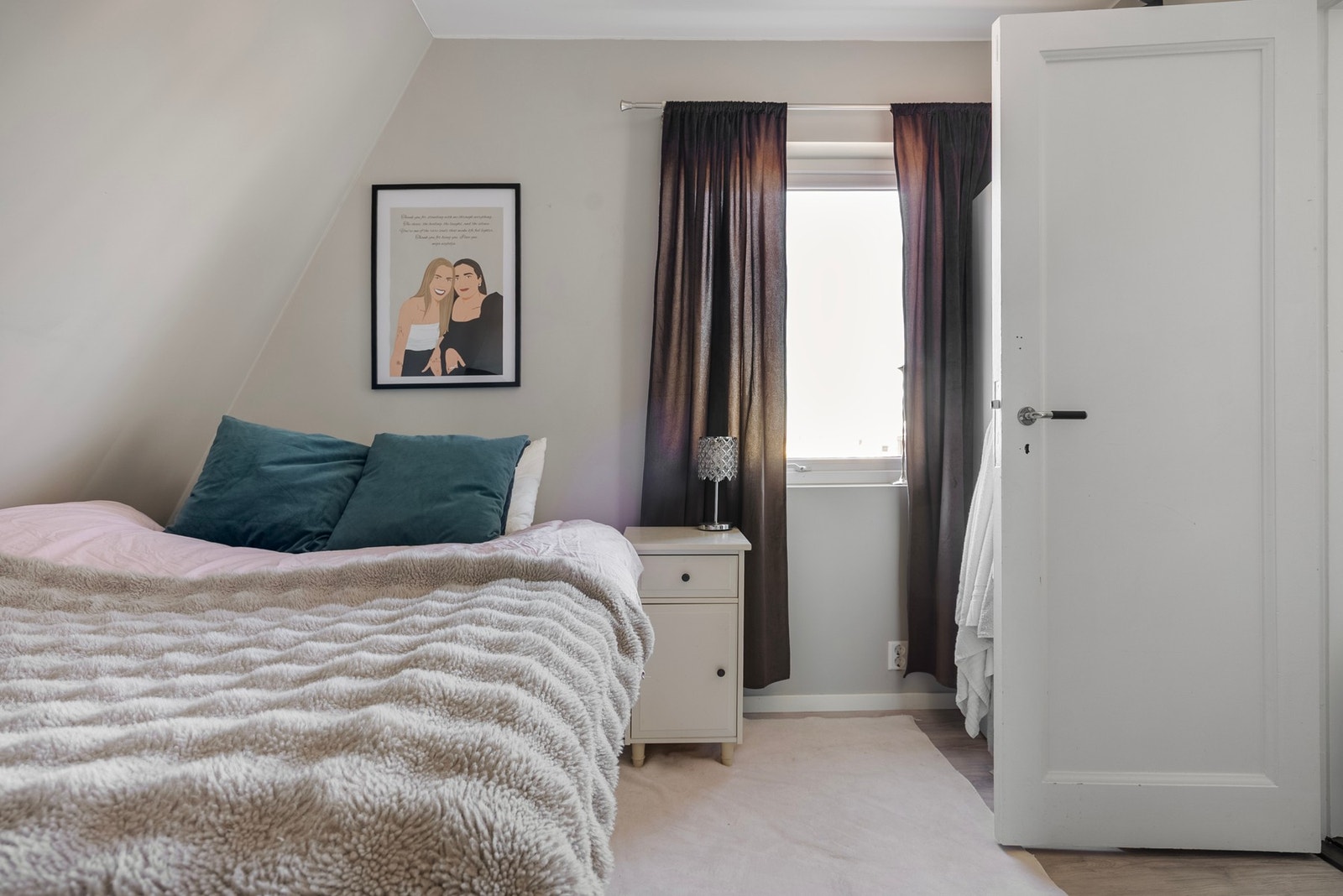 De 2 andre soverommene i etasjen har adkomst fra entreen Galleribilde