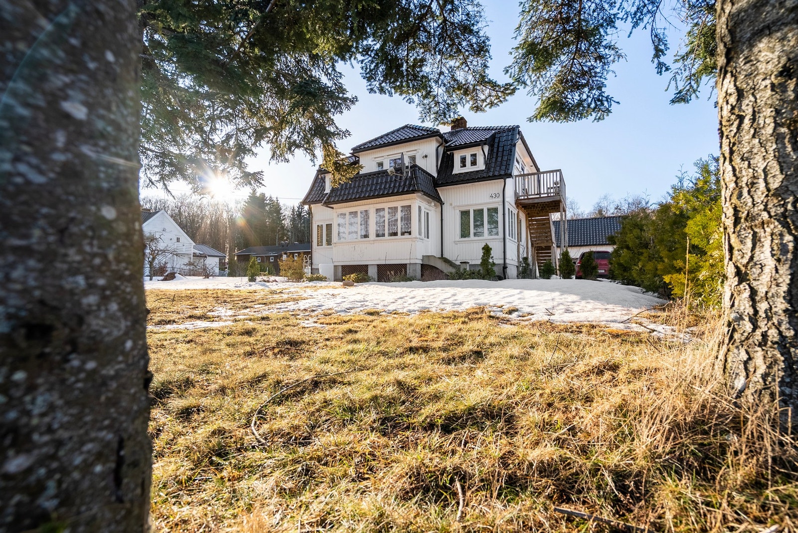 Boligen ligger på en tomt med god størrelse, og inneholder stor leilighet i 2.etasje Galleribilde