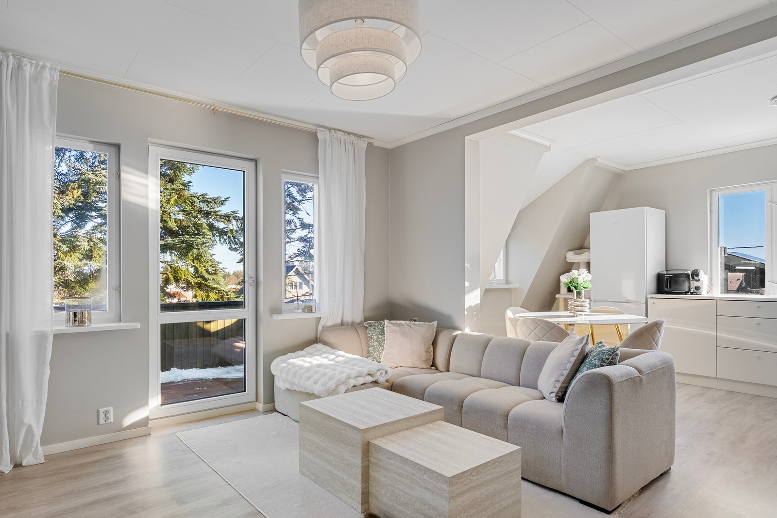 Overflatene i 1. og 2. etasje ble fornyet i 2022, noe som gir boligen et friskt og moderne uttrykk og et godt helhetsinntrykk Galleribilde