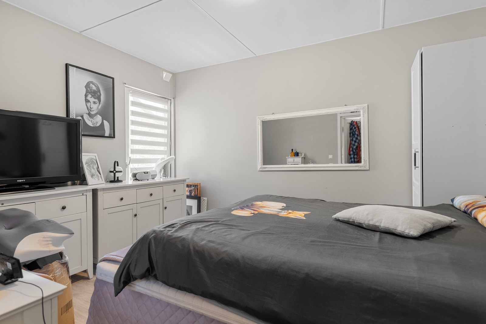 Lyst og romslig soverom med god plass til ønsket møblement, slik at du kan tilpasse rommet etter dine behov Galleribilde