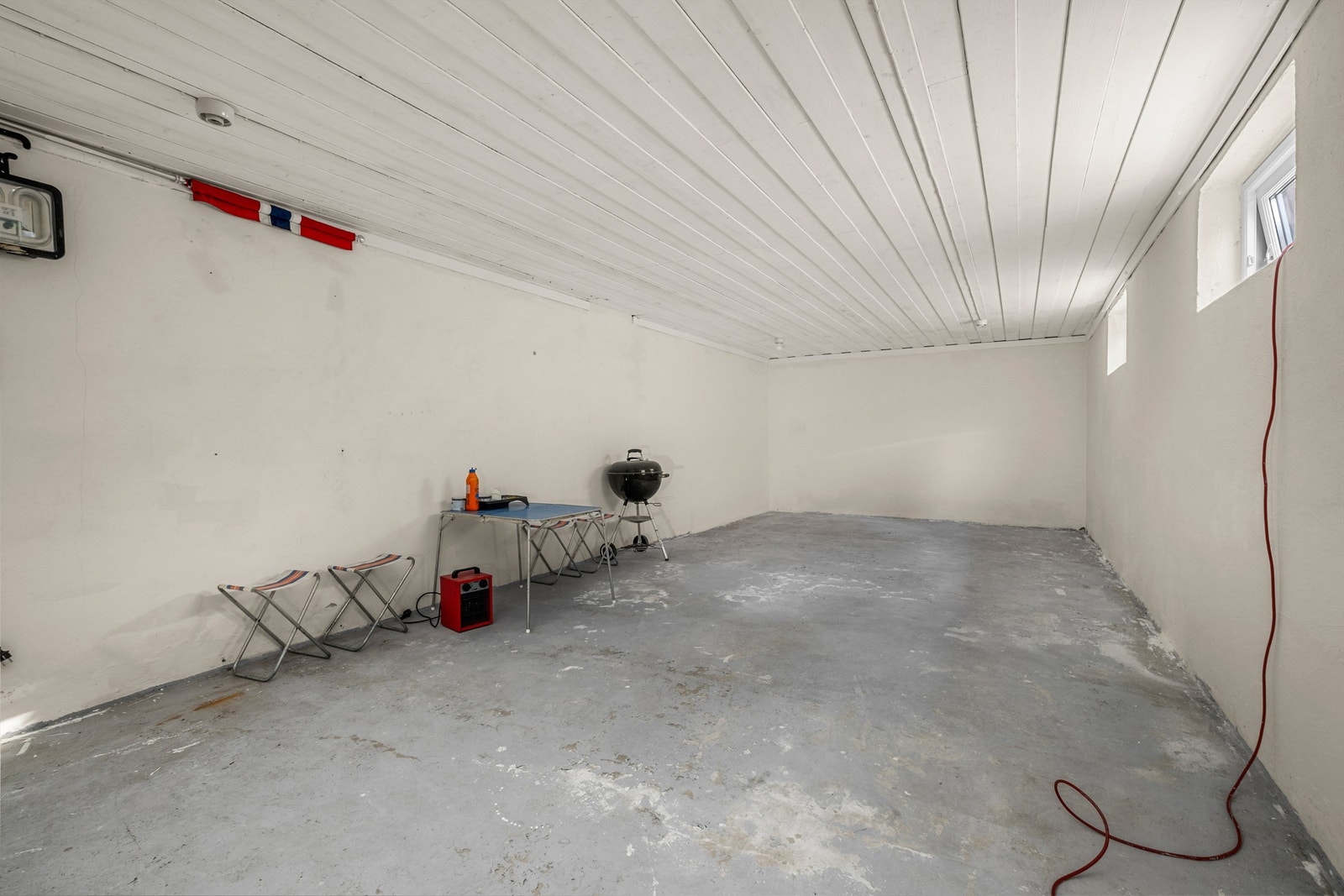 Stort disponibelt rom i kjeller med mange bruksmuligheter - perfekt som hobbyrom, treningsrom eller ekstra lagringsplass. Galleribilde