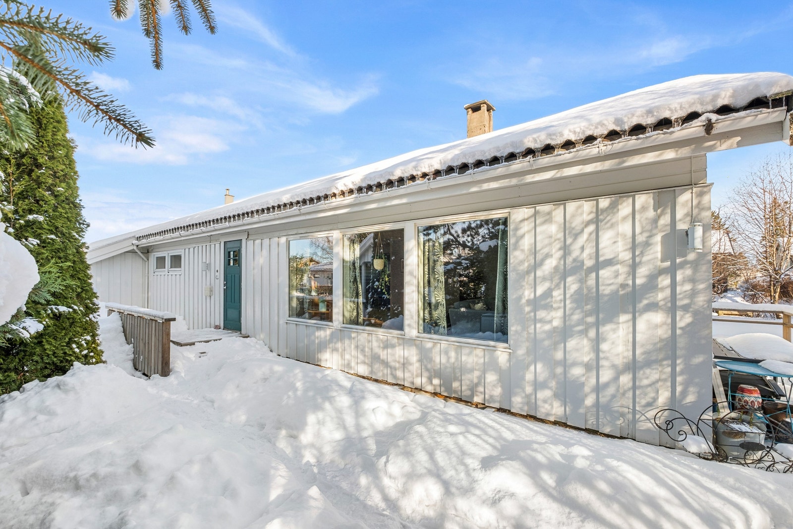 Området har et bredt utdanningstilbud i umiddelbar nærhet. Brundalen barneskole (1.-7. trinn) og Charlottenlund videregående skole ligger kun få minutter unna, og det er også gangavstand til Charlottenlund ungdomsskole og NTNU Dragvoll. Galleribilde