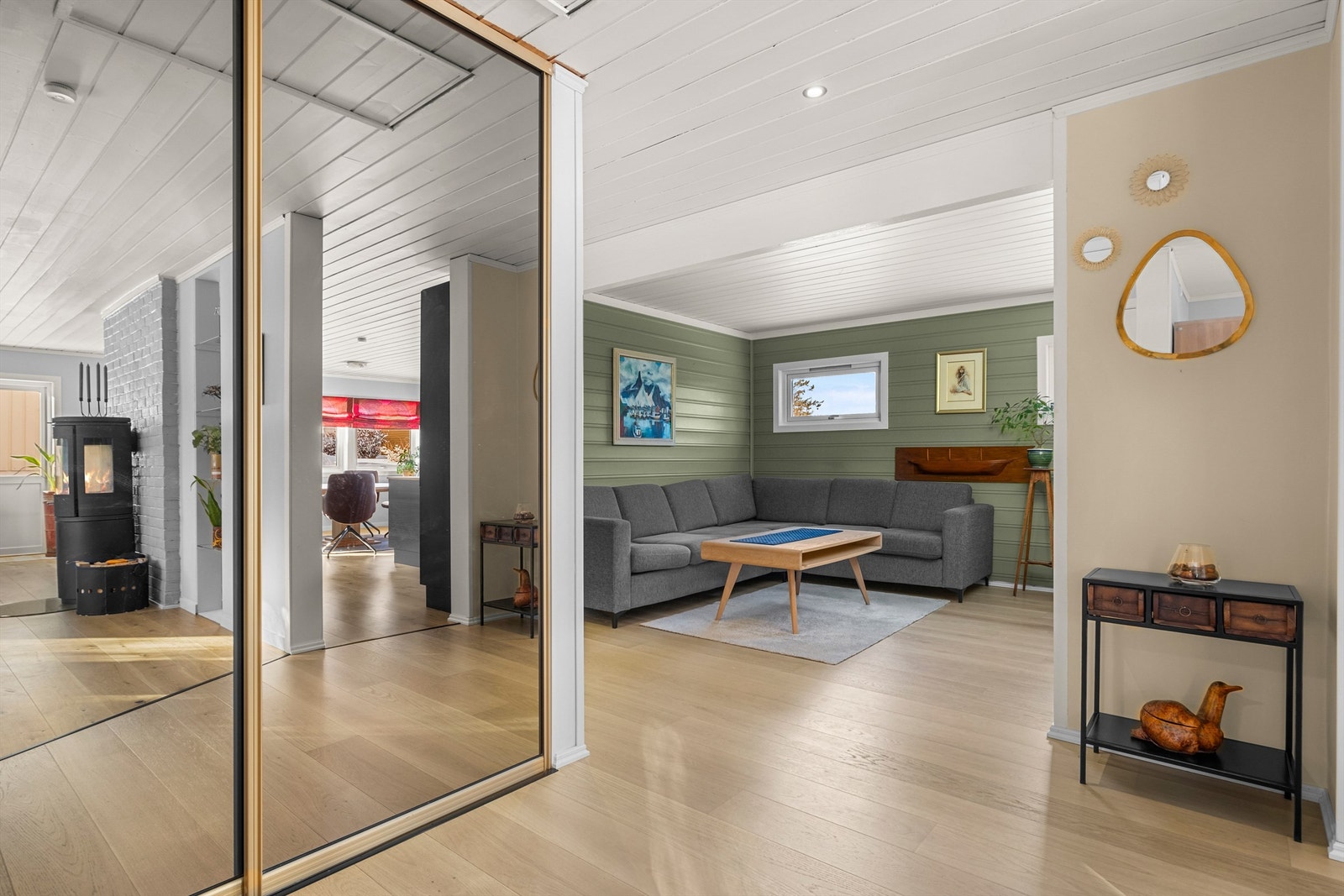 Praktisk entré med plass til oppbevaring av yttertøy og sko. En ryddig og funksjonell velkomst til boligen. Galleribilde