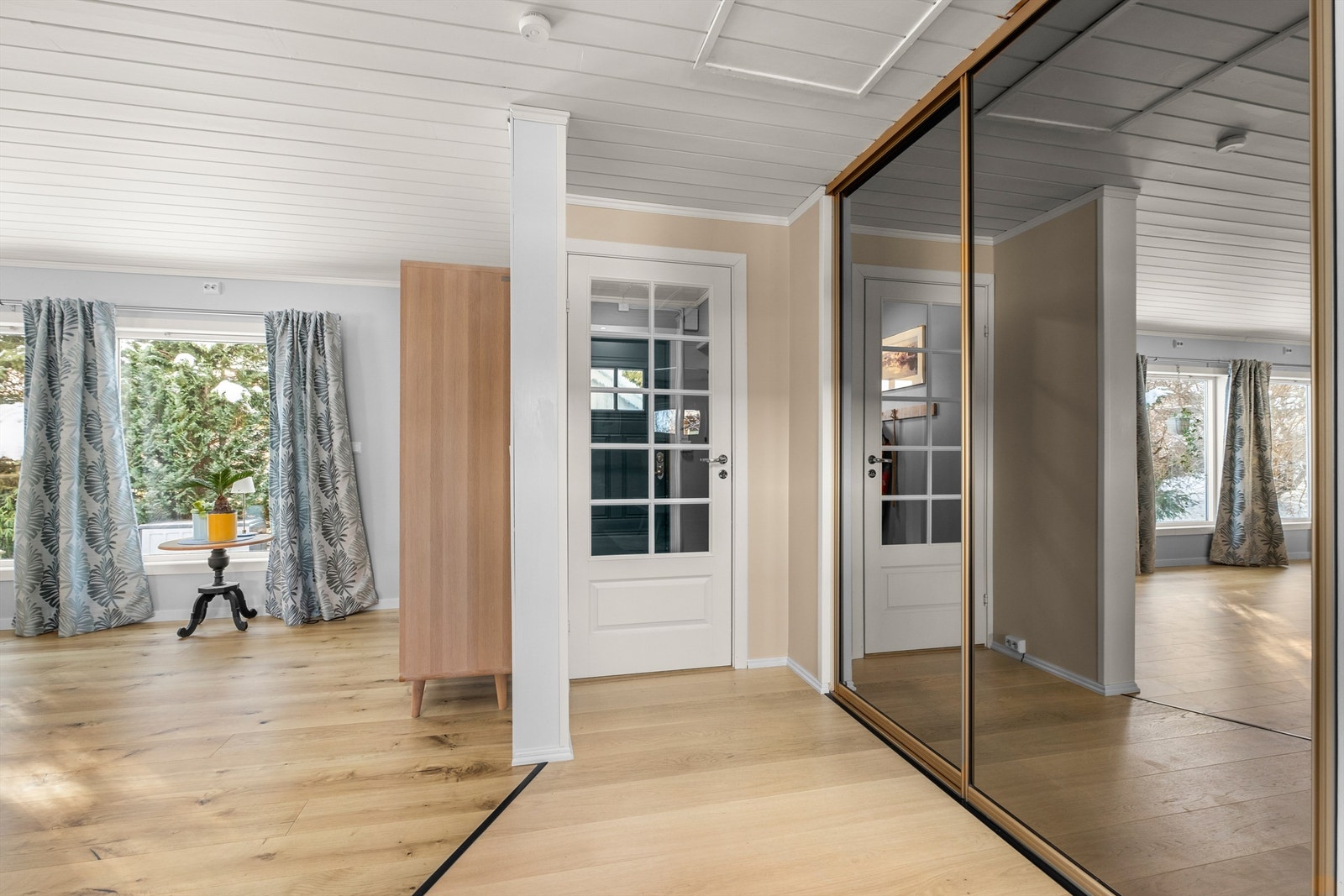 Lys inngangssone med enkel adkomst videre til boligens oppholdsrom. Galleribilde
