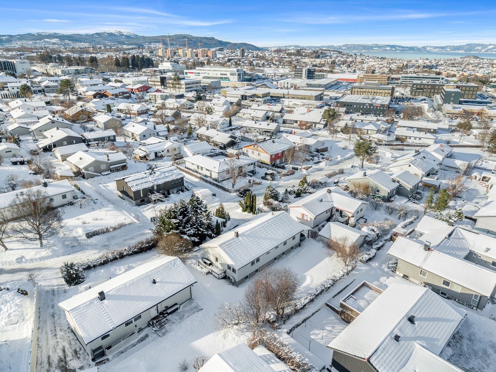 Kiwi, Bunnpris og Rema 1000 er nærmeste dagligvare. For et bredere utvalg av butikker og servicetilbud ligger kjøpesentrene Sirkus shopping og City Lade kun 6 og 9 minutters kjøretur unna. Trondheim sentrum nås på ca. 12 minutter med bil. Galleribilde