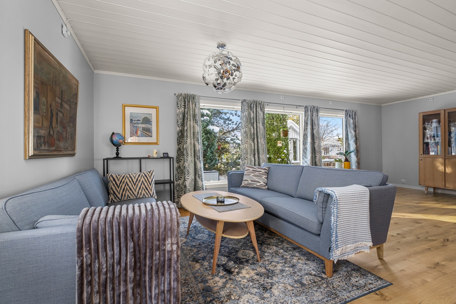 Romslig stue på 27 kvm med gode møbleringsmuligheter og store vinduer som slipper inn mye naturlig lys. Galleribilde