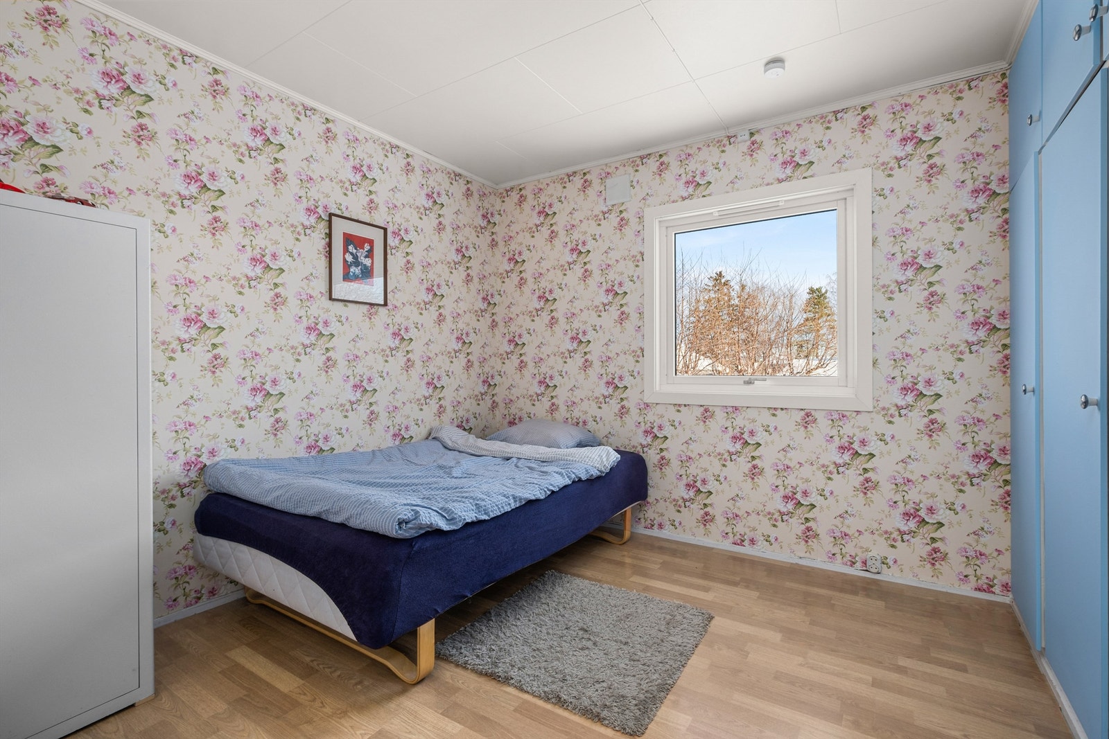 Soverom på 10,5 kvm med plass til seng, skrivepult og oppbevaring. Et ideelt barnerom eller fleksibelt hjemmekontor. Galleribilde