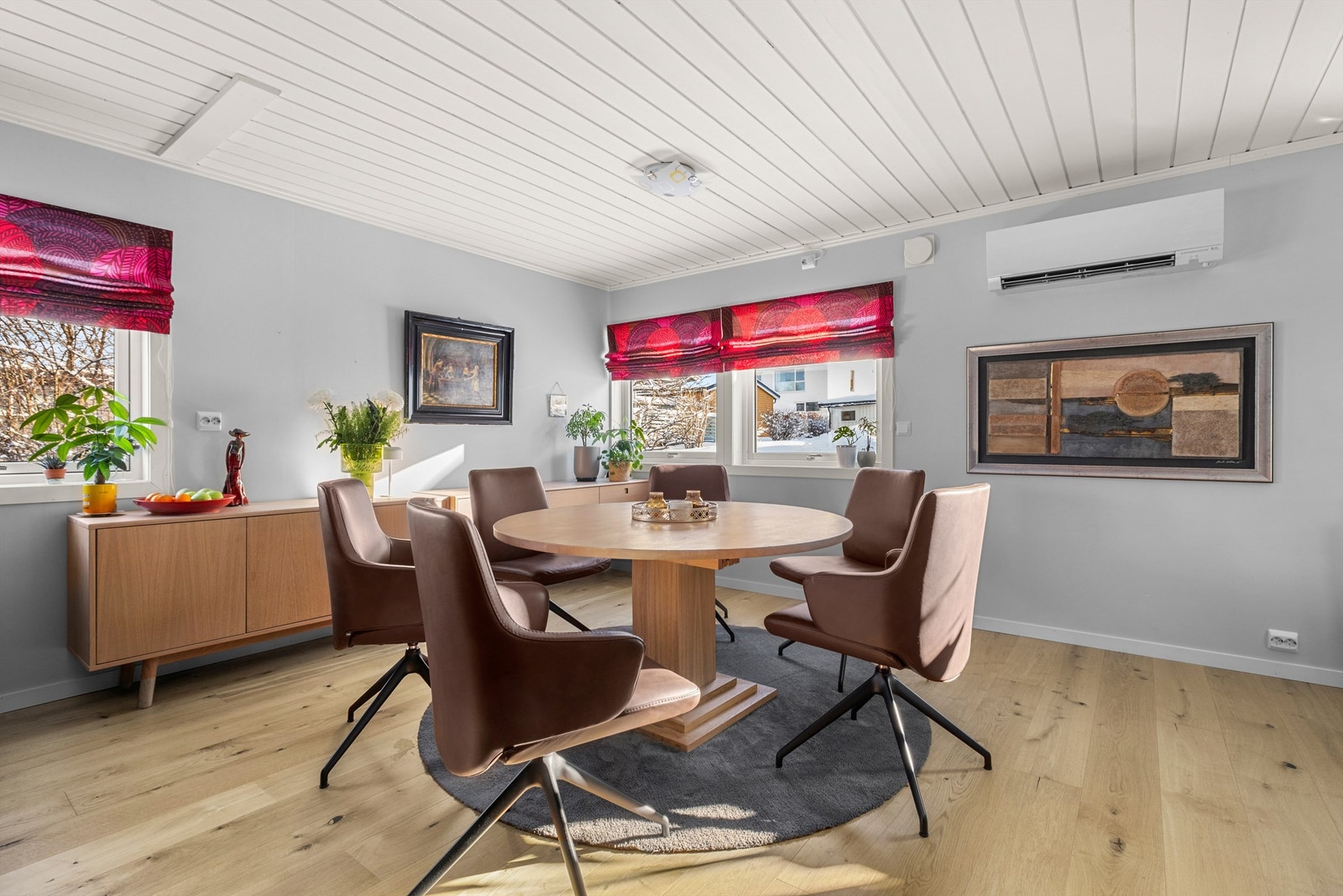 Spiseplassen ligger i åpen tilknytning til stuen og gir en sosial og funksjonell løsning for både hverdag og selskap. Galleribilde