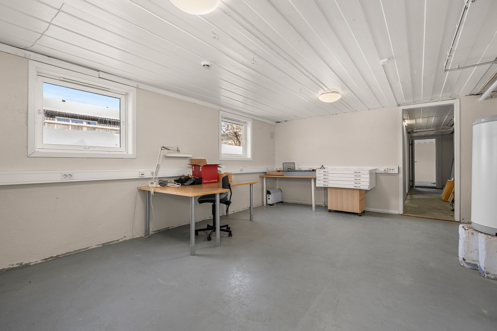 Kjellerens høyre halvdel er i opprinnelige tegninger ikke utgravd. Det foreligger ikke søknad eller godkjenning på utgraving av den del av kjelleren og følgelig heller ikke innredning av denne. Kjøper overtar alt ansvar, eventuell kostnad og risiko. Galleribilde