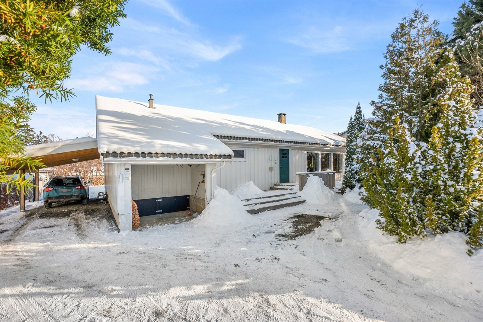 Boligen har carport og romslig gårdsplass med plass til flere biler. Her bor du tilbaketrukket og fredelig, men samtidig sentralt - med gangavstand til barnehager, skoler og dagligvarebutikker. Det er også kort kjøretid til flere store kjøpesentre. Galleribilde