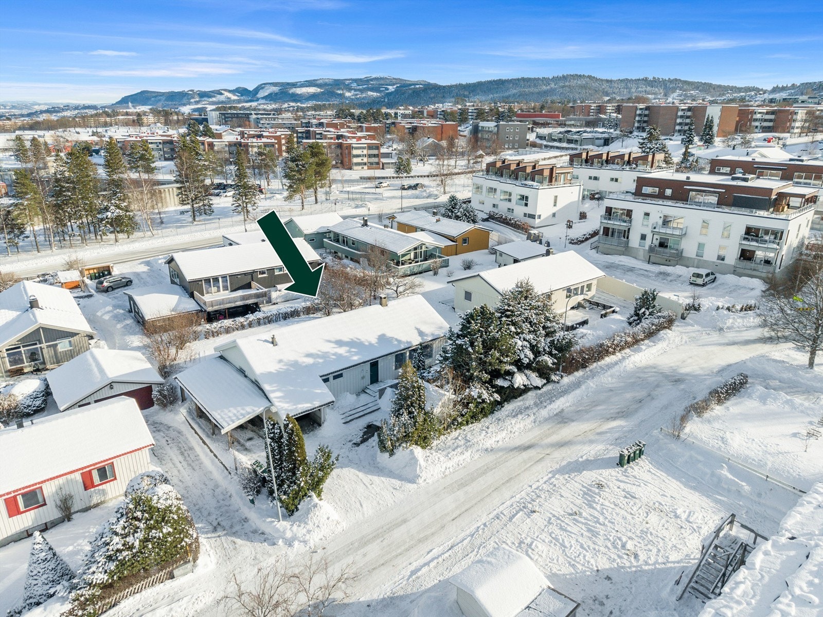 Rolig beliggenhet i blindvei med kort vei til skole, barnehage og dagligvare. Selger opplyser om solgang fra ca. kl. 07:00 til 21:00 på sommerstid. Galleribilde