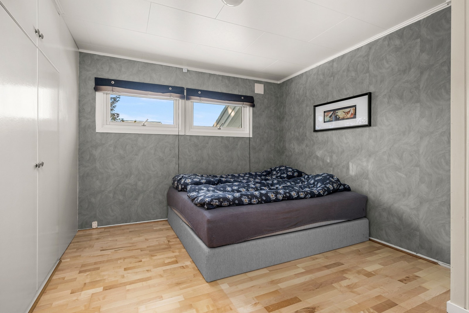 Romslig soverom på 11,5 kvm med god plass til dobbeltseng og garderobeløsning. Et behagelig og funksjonelt hovedsoverom. Galleribilde