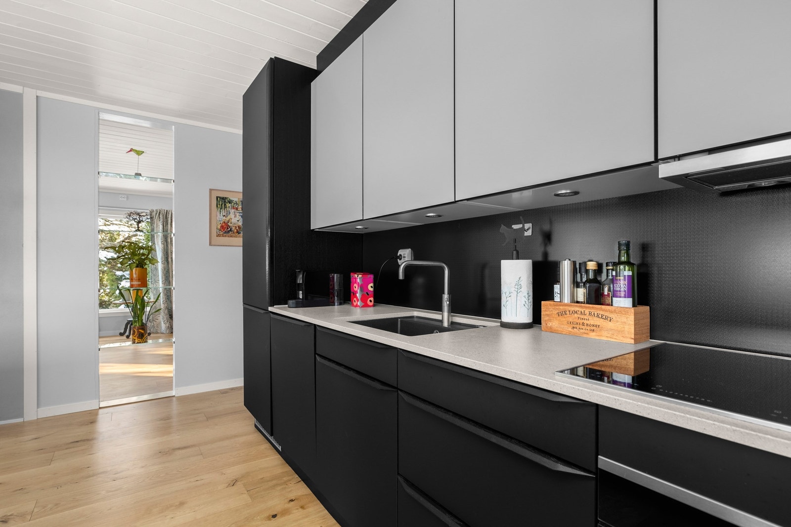 Stilrent og funksjonelt kjøkken med integrerte hvitevarer og god flyt mellom arbeidssoner. En gjennomtenkt løsning som gjør hverdagen både effektiv og trivelig. Galleribilde