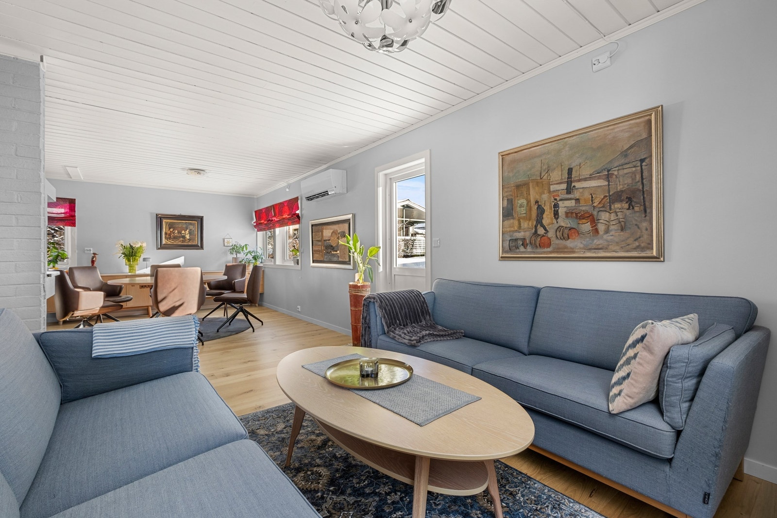 Stuen har en naturlig soneinndeling og god plass til både sofagruppe og TV-løsning. Vedovn bidrar til lun og hyggelig atmosfære. Galleribilde