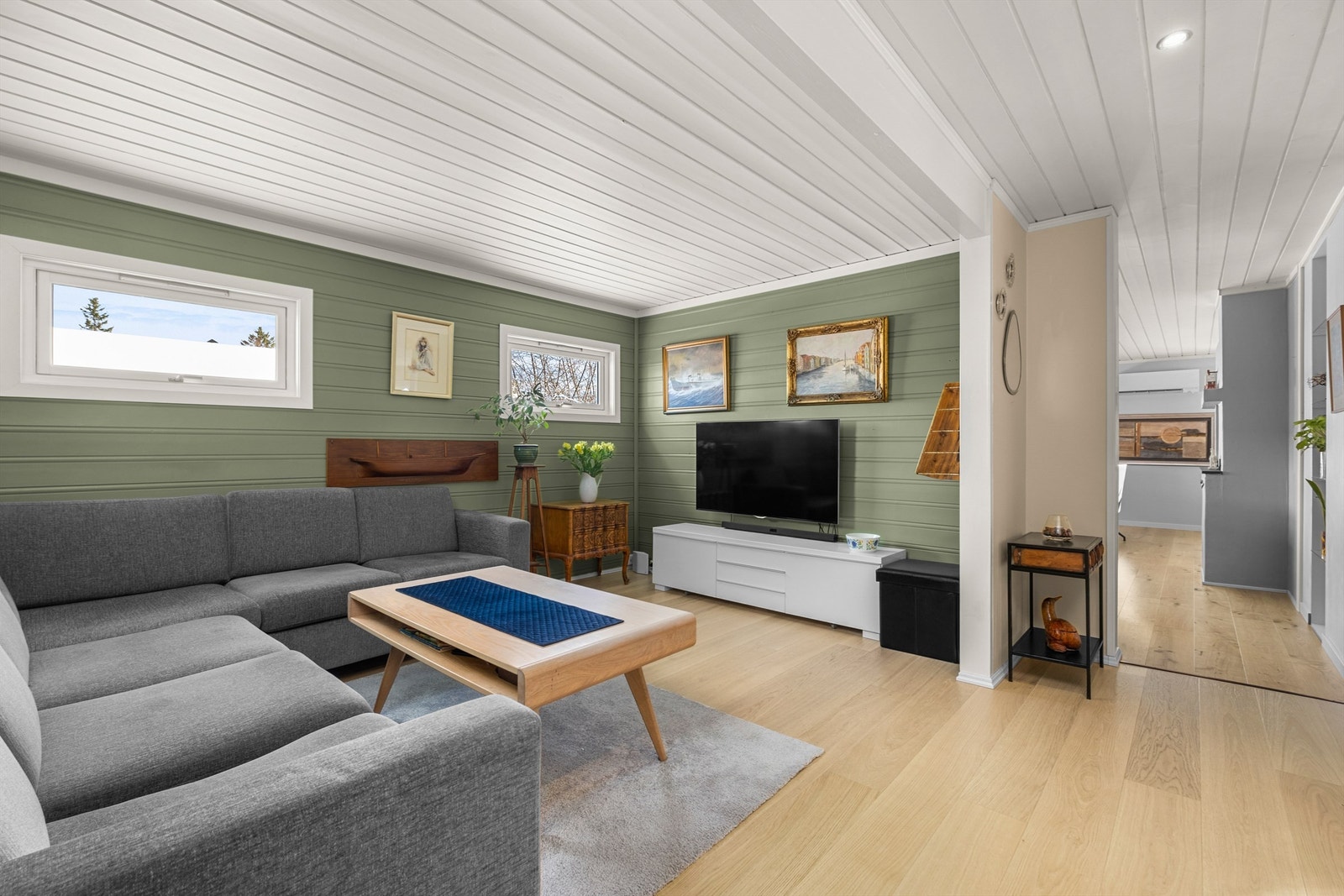 Trivelig stue med god plass til sofagruppe og TV-løsning. Rommet har en lun og behagelig atmosfære med naturlig lysinnslipp. Galleribilde