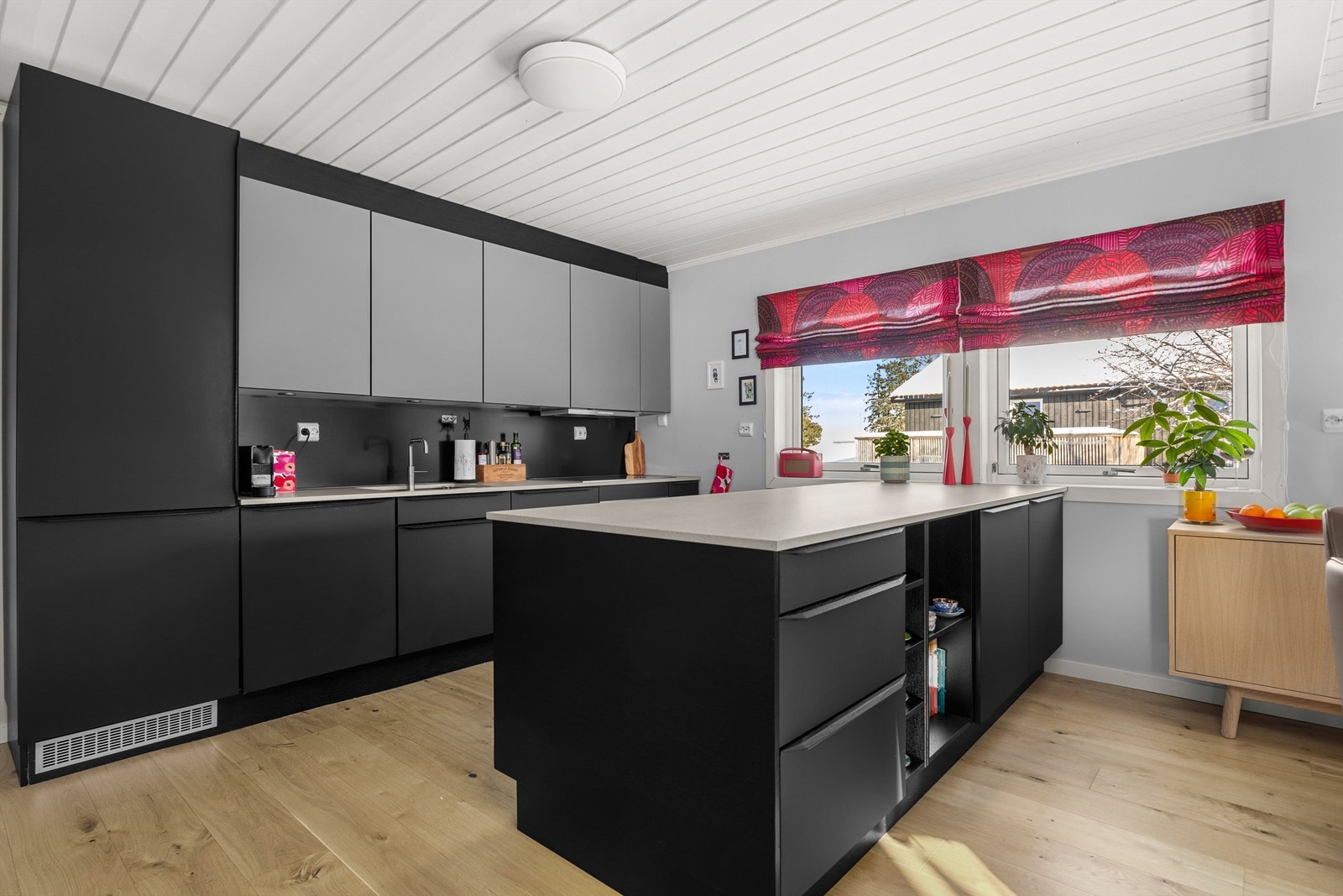 Oppgradert HTH-kjøkken fra 2018 med kjøkkenøy som gir ekstra benkeplass og en sosial møteplass i rommet. Praktisk utforming med gode arbeidsflater og rikelig med oppbevaring. Galleribilde