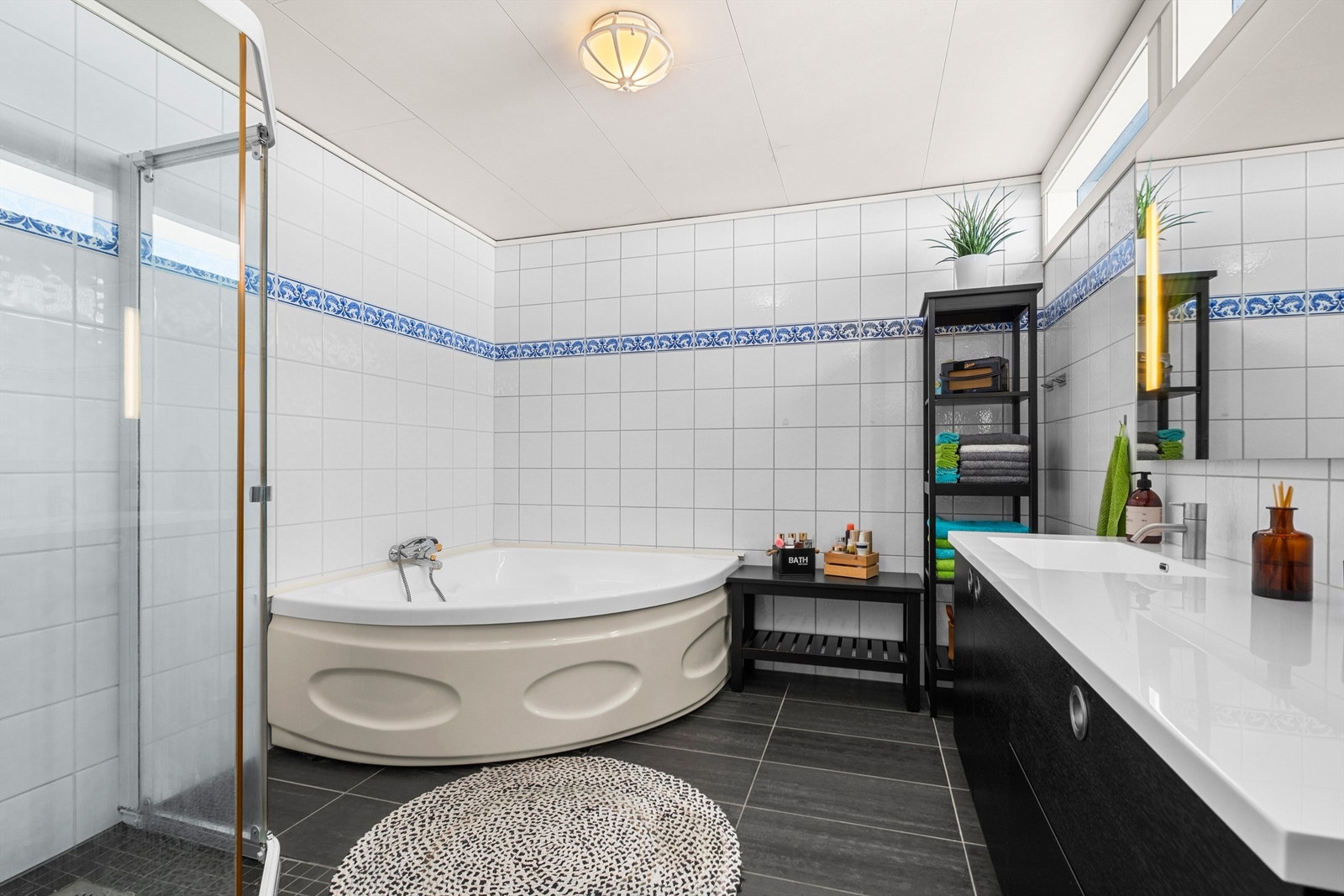 Badet er utstyrt med både dusjsone og badekar. Deler av badet er opprinnelig byggemeldt som garasje. Bruksendring fra tilleggsdel til hoveddel er ikke søkt. Kjøper overtar alt ansvar, eventuell kostnad og risiko forbundet med dette. Galleribilde