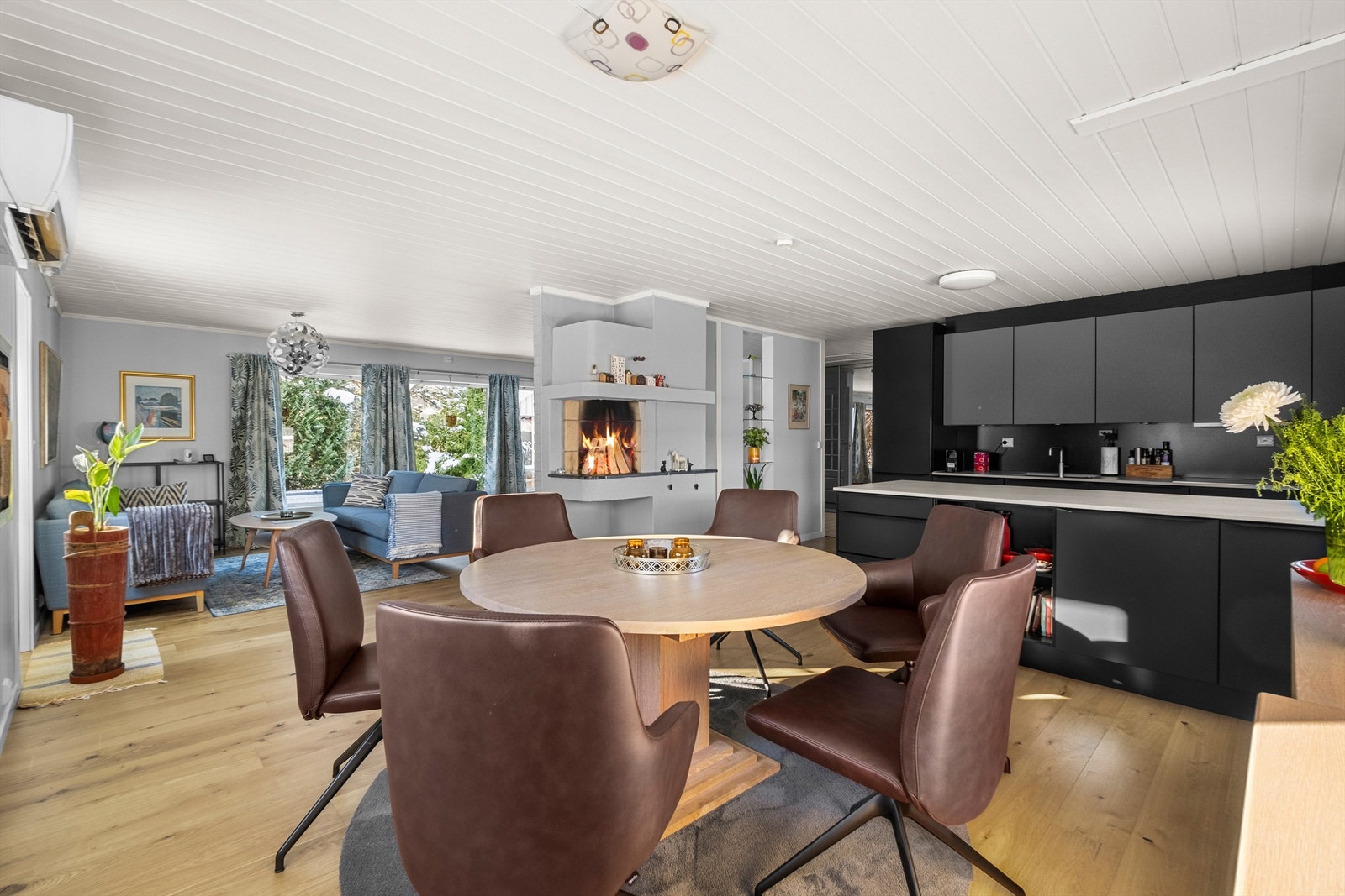 Velkommen til Hallfred Høyems veg 22 - og denne flotte eneboligen beliggende i et veletablert og rolig område på Brundalen! Her bor man mer kort vei til en rekke dagligdagse servicetilbud, gode kollektivmuligheter og fantastiske turområder. Galleribilde