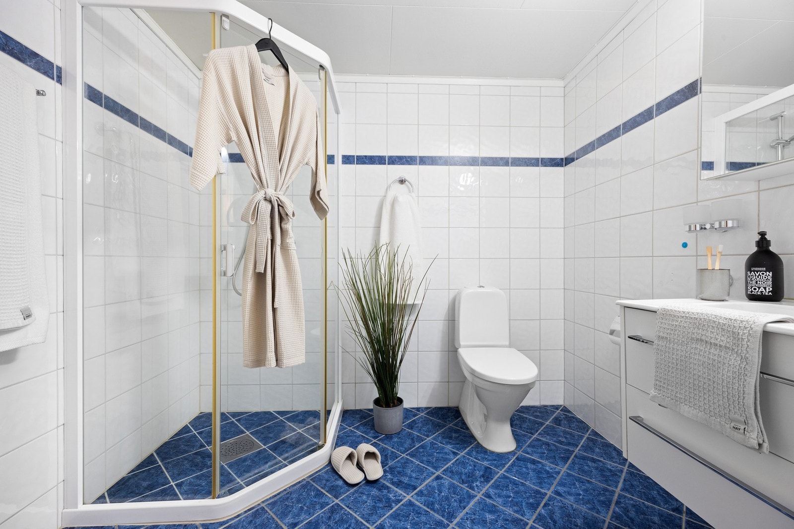 Flislagt bad i u. etasje med varmekabler i gulvet Galleribilde